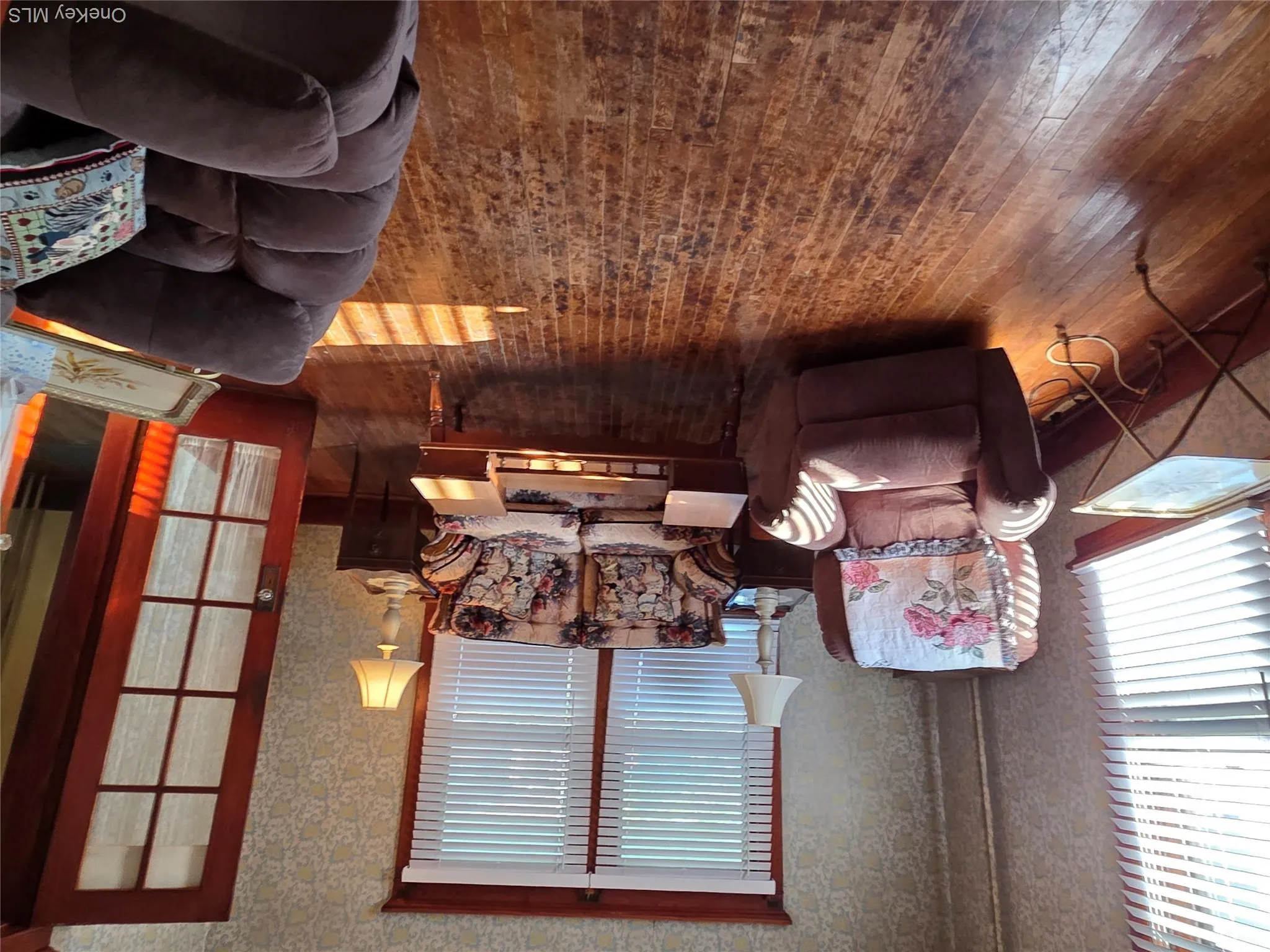 Spacious Livingroom with hardwood floors and a bright and airy room. Spacious Livingroom with hardwood floors and a bright and airy room.