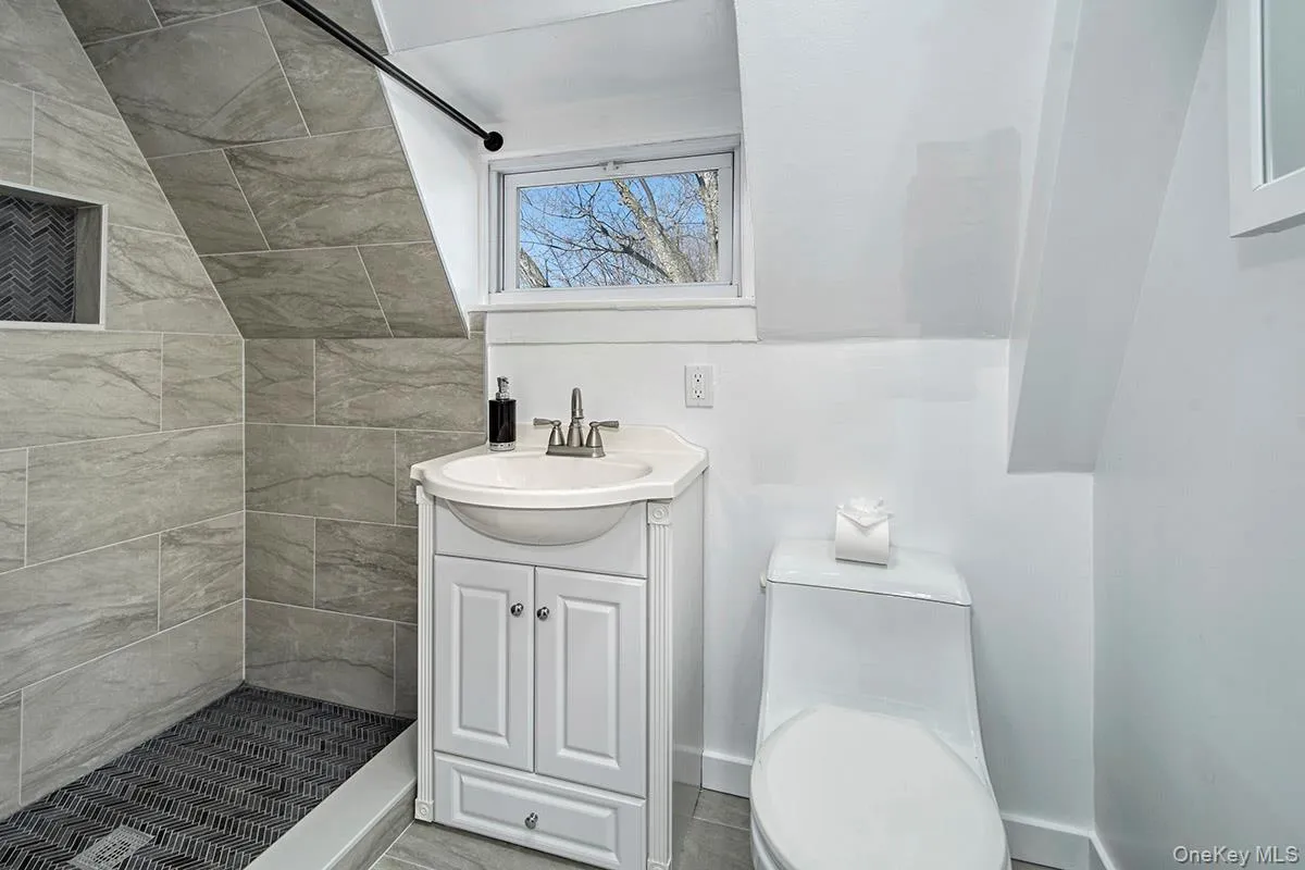 Modern & updated full bath Modern & updated full bath