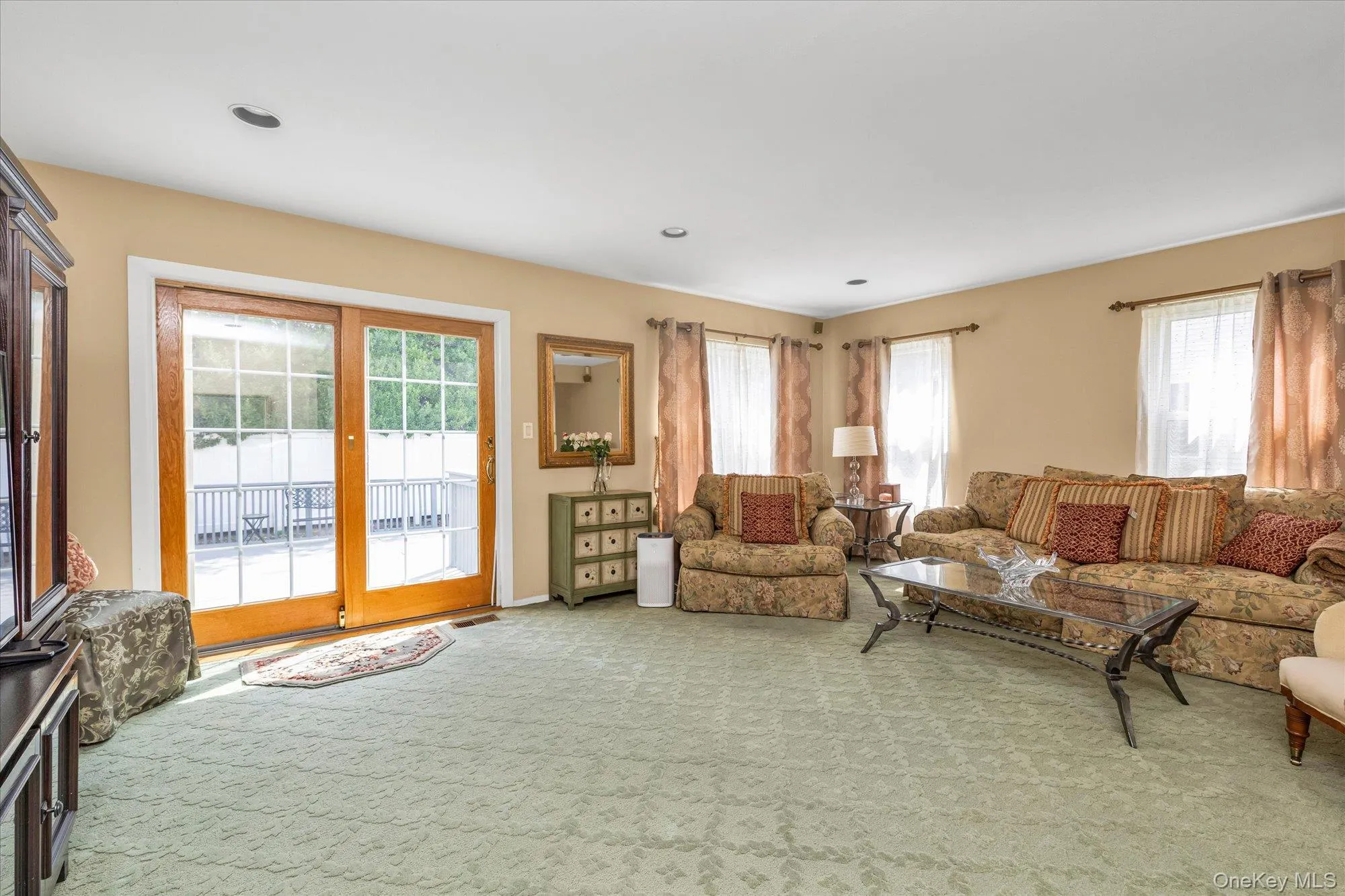 Living room access to large deck and backyard. Living room access to large deck and backyard.