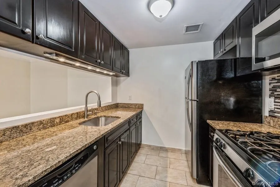 141-16 84th Drive, New York, NY, 2 Bedrooms Bedrooms, 6 Rooms Rooms,2 BathroomsBathrooms,Residential Lease,For Rent,84th,0,992798 141-16 84th Drive, New York, NY, 2 Bedrooms Bedrooms, 6 Rooms Rooms,2 BathroomsBathrooms,Residential Lease,For Rent,84th,0,992798