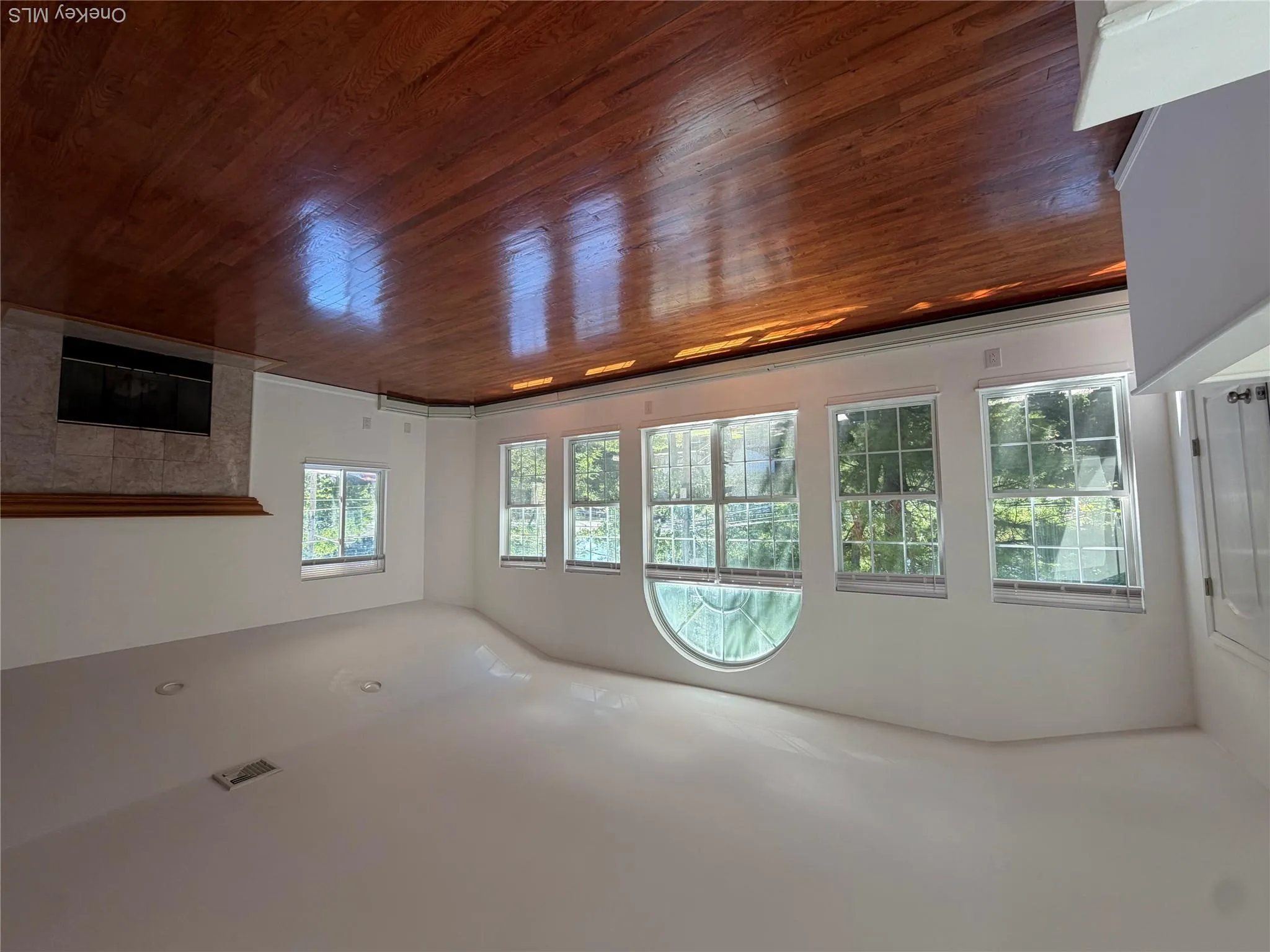 Oversized Living room. Oversized Dining room. High Sealings Oversized Living room. Oversized Dining room. High Sealings