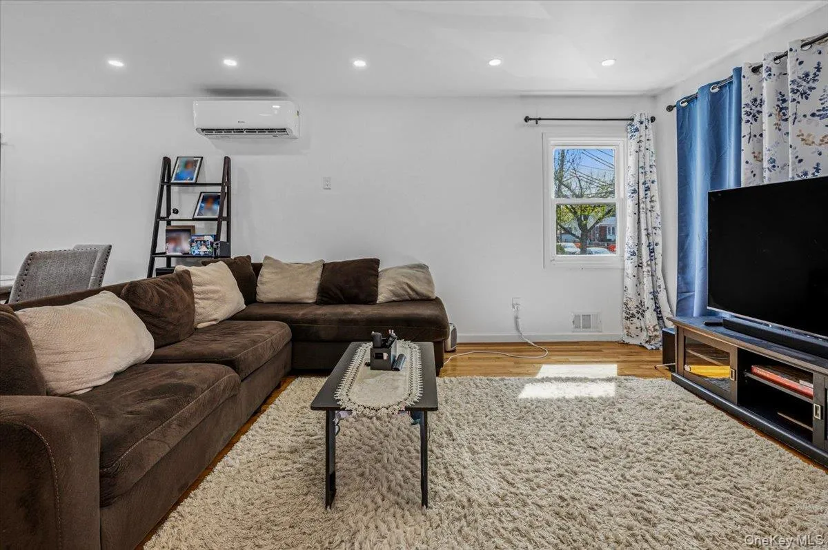 25733 149th Road, New York, NY, 3 Bedrooms Bedrooms, 6 Rooms Rooms,1 BathroomBathrooms,Residential,For Rent,149th,0,992891 25733 149th Road, New York, NY, 3 Bedrooms Bedrooms, 6 Rooms Rooms,1 BathroomBathrooms,Residential,For Rent,149th,0,992891