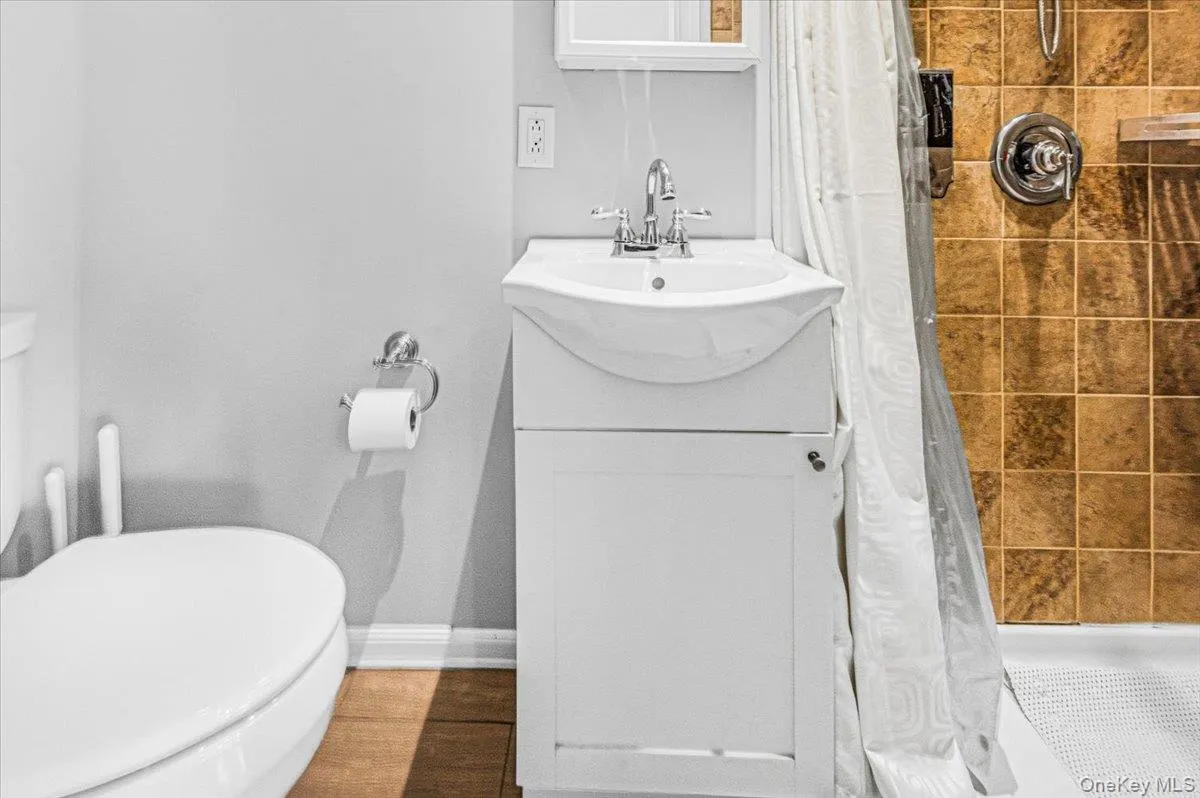 25733 149th Road, New York, NY, 3 Bedrooms Bedrooms, 6 Rooms Rooms,1 BathroomBathrooms,Residential,For Rent,149th,0,992891 25733 149th Road, New York, NY, 3 Bedrooms Bedrooms, 6 Rooms Rooms,1 BathroomBathrooms,Residential,For Rent,149th,0,992891
