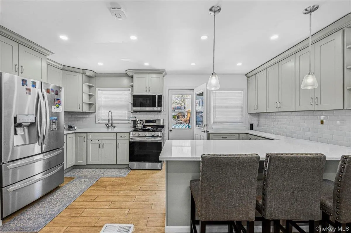 25733 149th Road, New York, NY, 3 Bedrooms Bedrooms, 6 Rooms Rooms,1 BathroomBathrooms,Residential,For Rent,149th,0,992891 25733 149th Road, New York, NY, 3 Bedrooms Bedrooms, 6 Rooms Rooms,1 BathroomBathrooms,Residential,For Rent,149th,0,992891