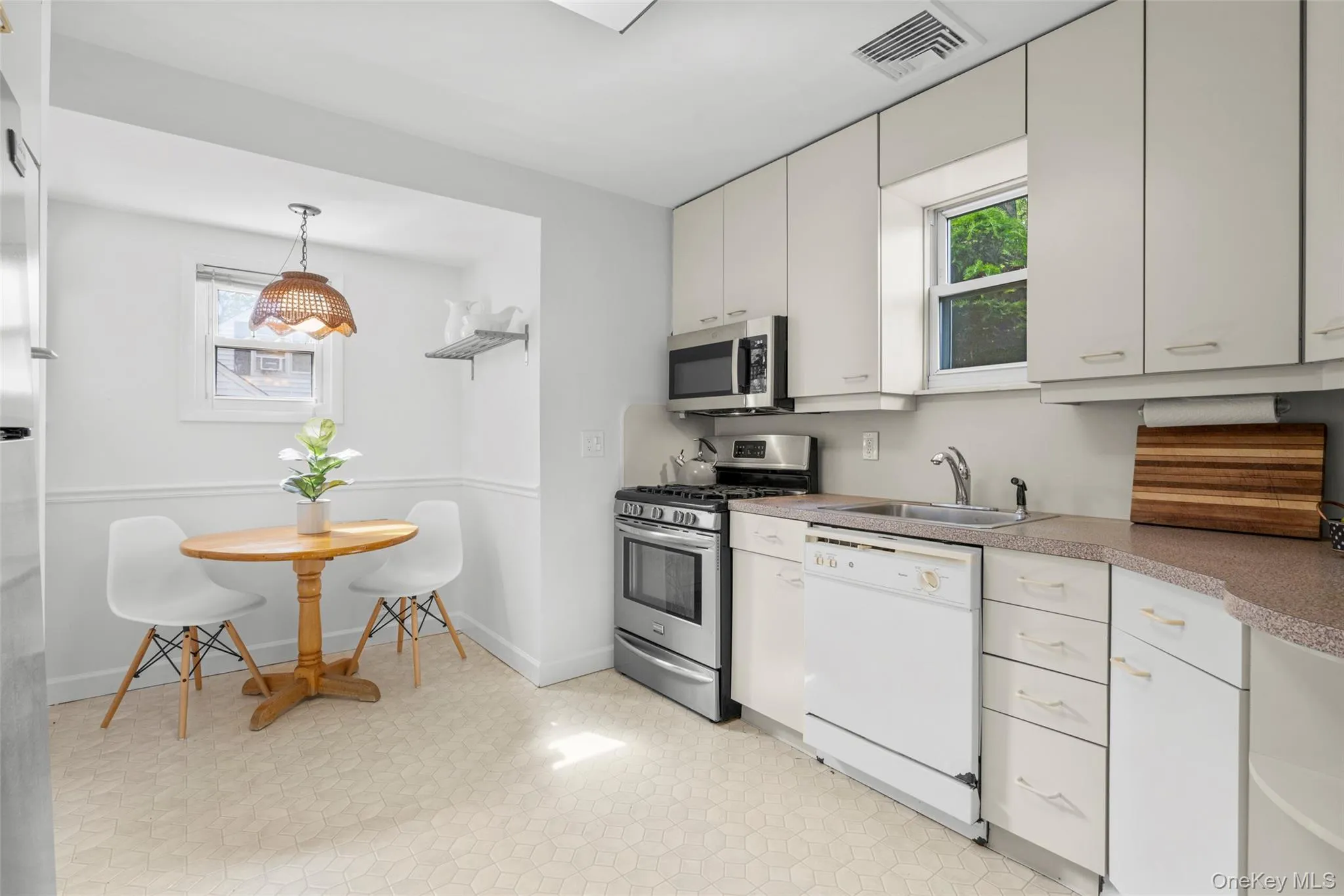 174 Sparks Avenue, Pelham, NY, 3 Bedrooms Bedrooms, 8 Rooms Rooms,2 BathroomsBathrooms,Residential,For Rent,Sparks,0,KEY992907 174 Sparks Avenue, Pelham, NY, 3 Bedrooms Bedrooms, 8 Rooms Rooms,2 BathroomsBathrooms,Residential,For Rent,Sparks,0,KEY992907