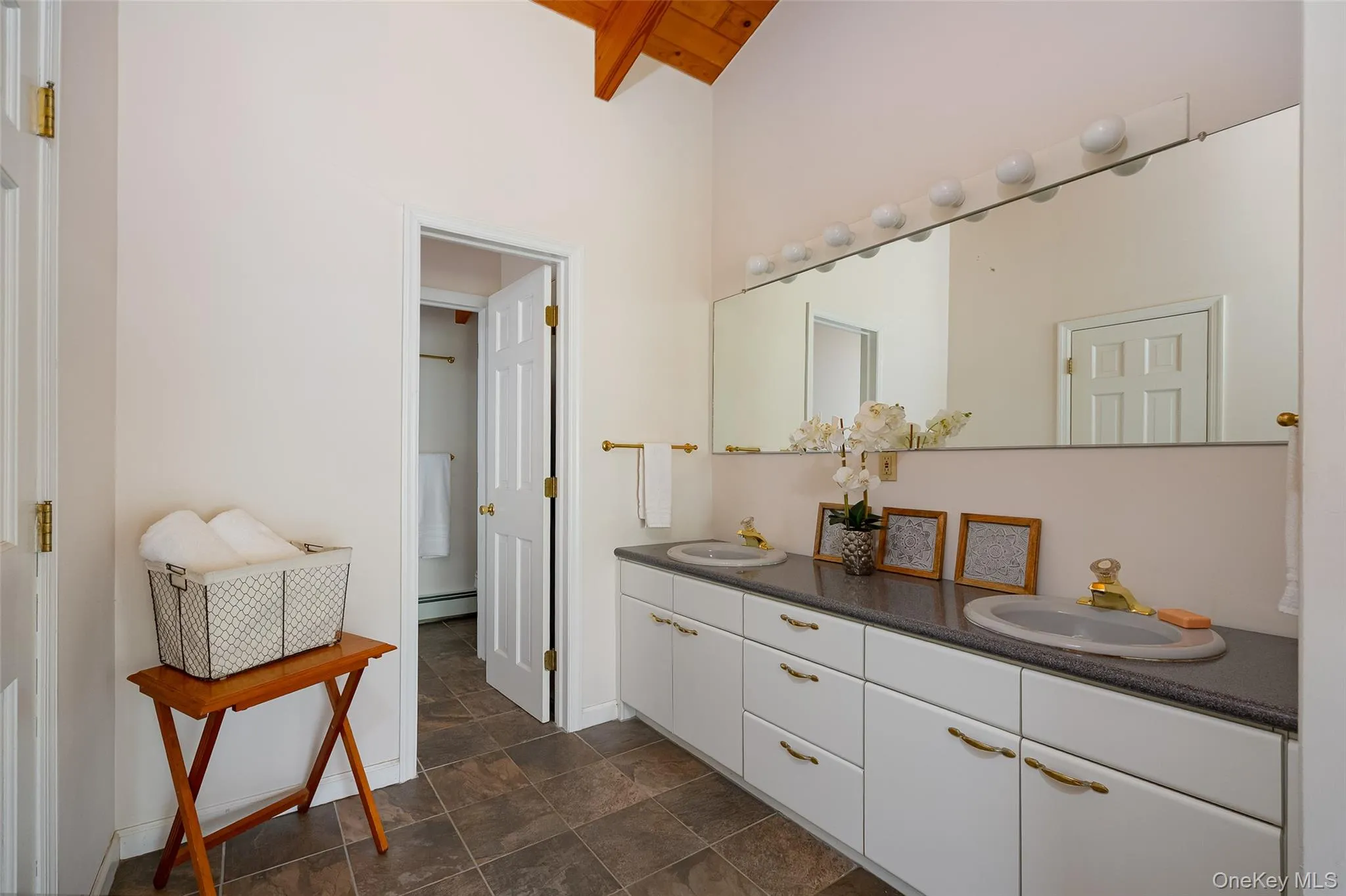 Spacious Double Vanity in the Primary Suite... Spacious Double Vanity in the Primary Suite...