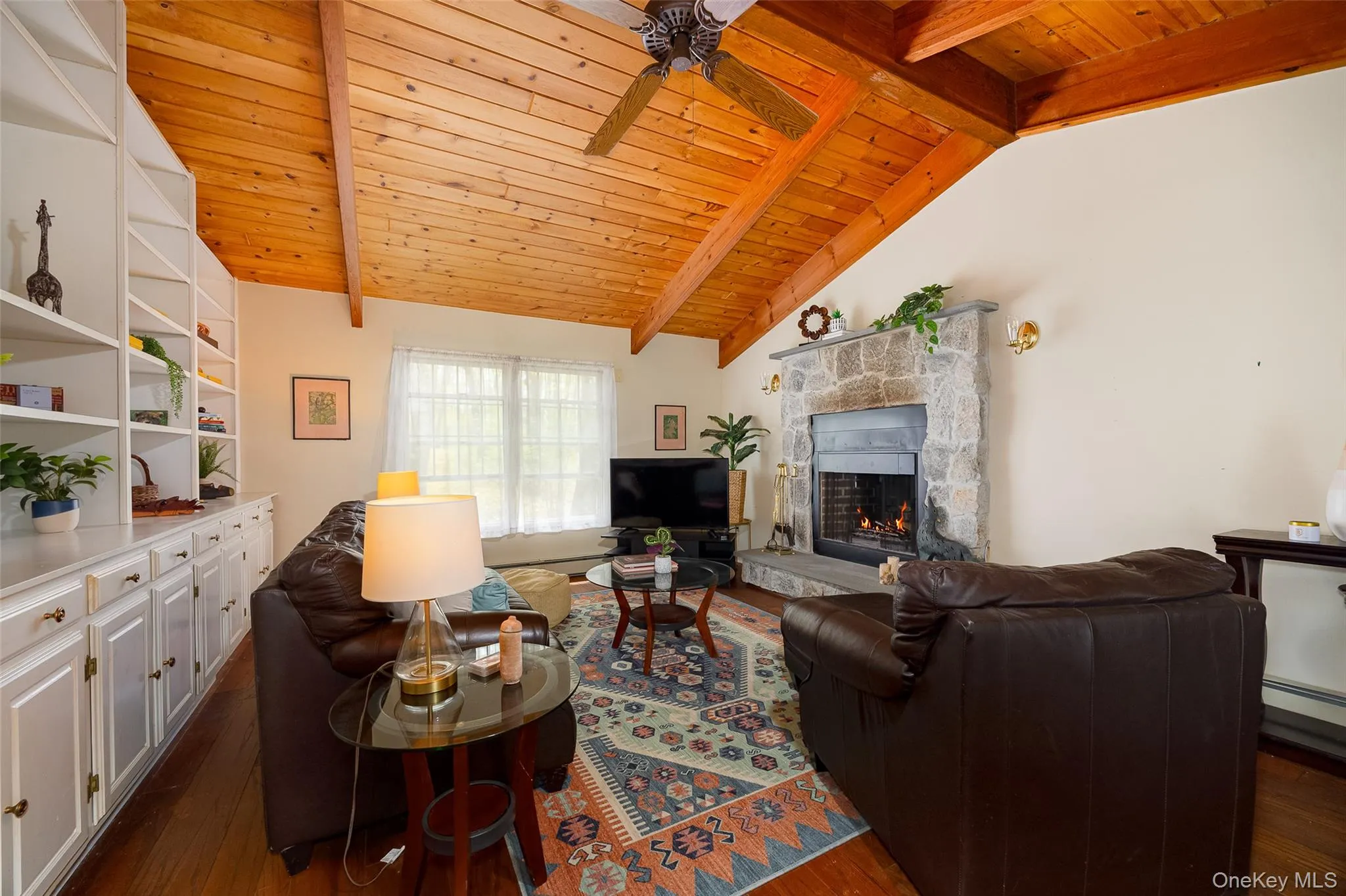 Comfortable and Cozy Family Room.... Comfortable and Cozy Family Room....