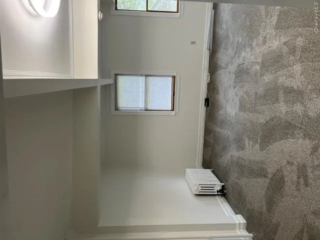 High Ceiling, new carpet and 5 windows. High Ceiling, new carpet and 5 windows.