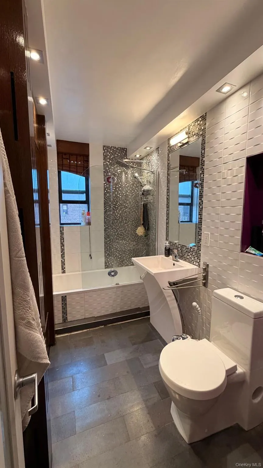 8305 98th Street, New York, NY, 2 Bedrooms Bedrooms, 3 Rooms Rooms,1 BathroomBathrooms,Residential,For Rent,98th,0,992961 8305 98th Street, New York, NY, 2 Bedrooms Bedrooms, 3 Rooms Rooms,1 BathroomBathrooms,Residential,For Rent,98th,0,992961