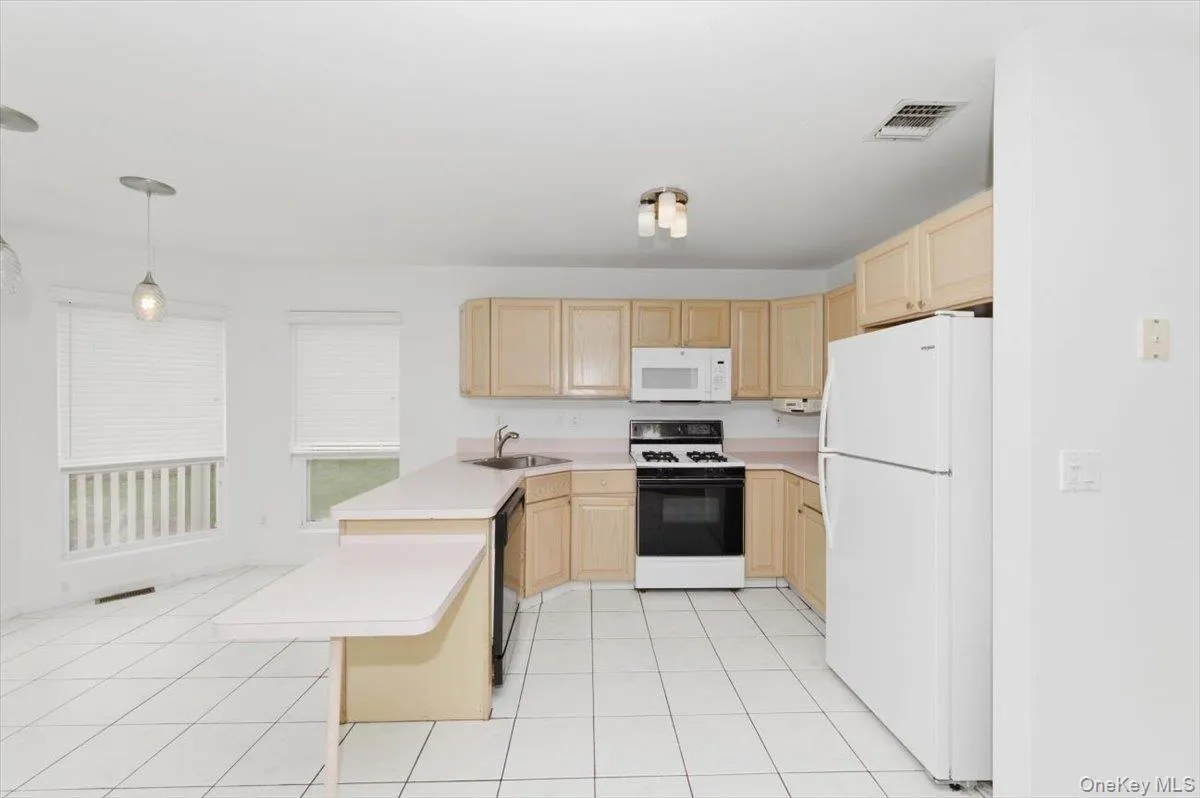 22 Spinnaker Lane, Brookhaven, NY, 4 Bedrooms Bedrooms, 8 Rooms Rooms,3 BathroomsBathrooms,Residential Sale,For Rent,Spinnaker,0,993031 22 Spinnaker Lane, Brookhaven, NY, 4 Bedrooms Bedrooms, 8 Rooms Rooms,3 BathroomsBathrooms,Residential Sale,For Rent,Spinnaker,0,993031