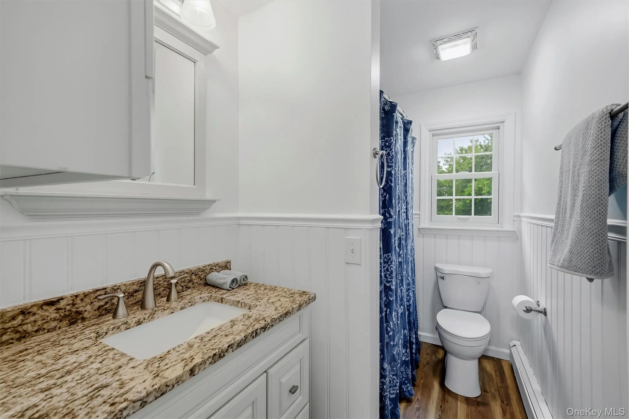 4 piece main bathroom tub/shower, new vanity,granite counter! 4 piece main bathroom tub/shower, new vanity,granite counter!
