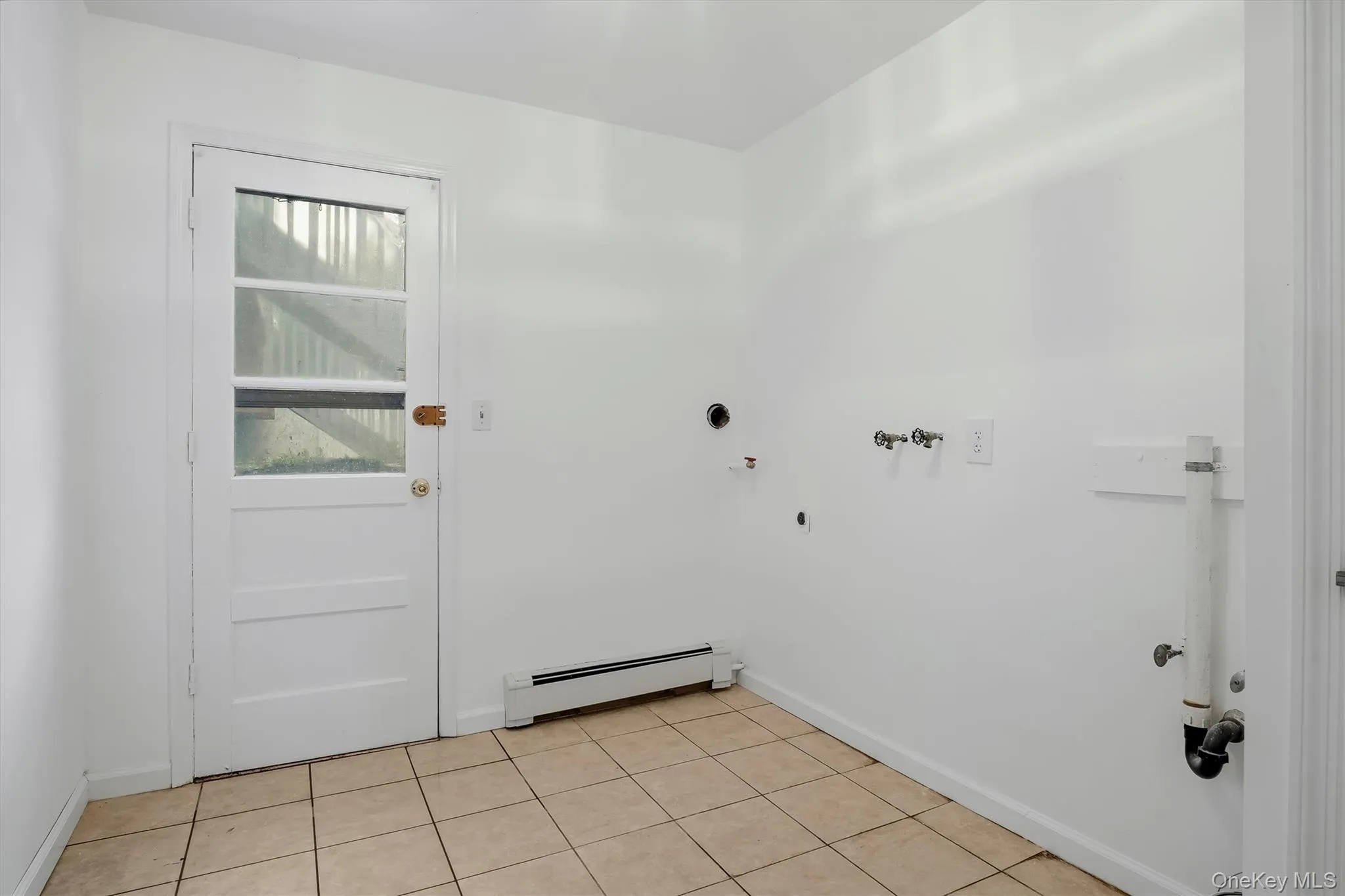 Hook ups for washer/dryer, small utility closet and access to rear yard. Hook ups for washer/dryer, small utility closet and access to rear yard.