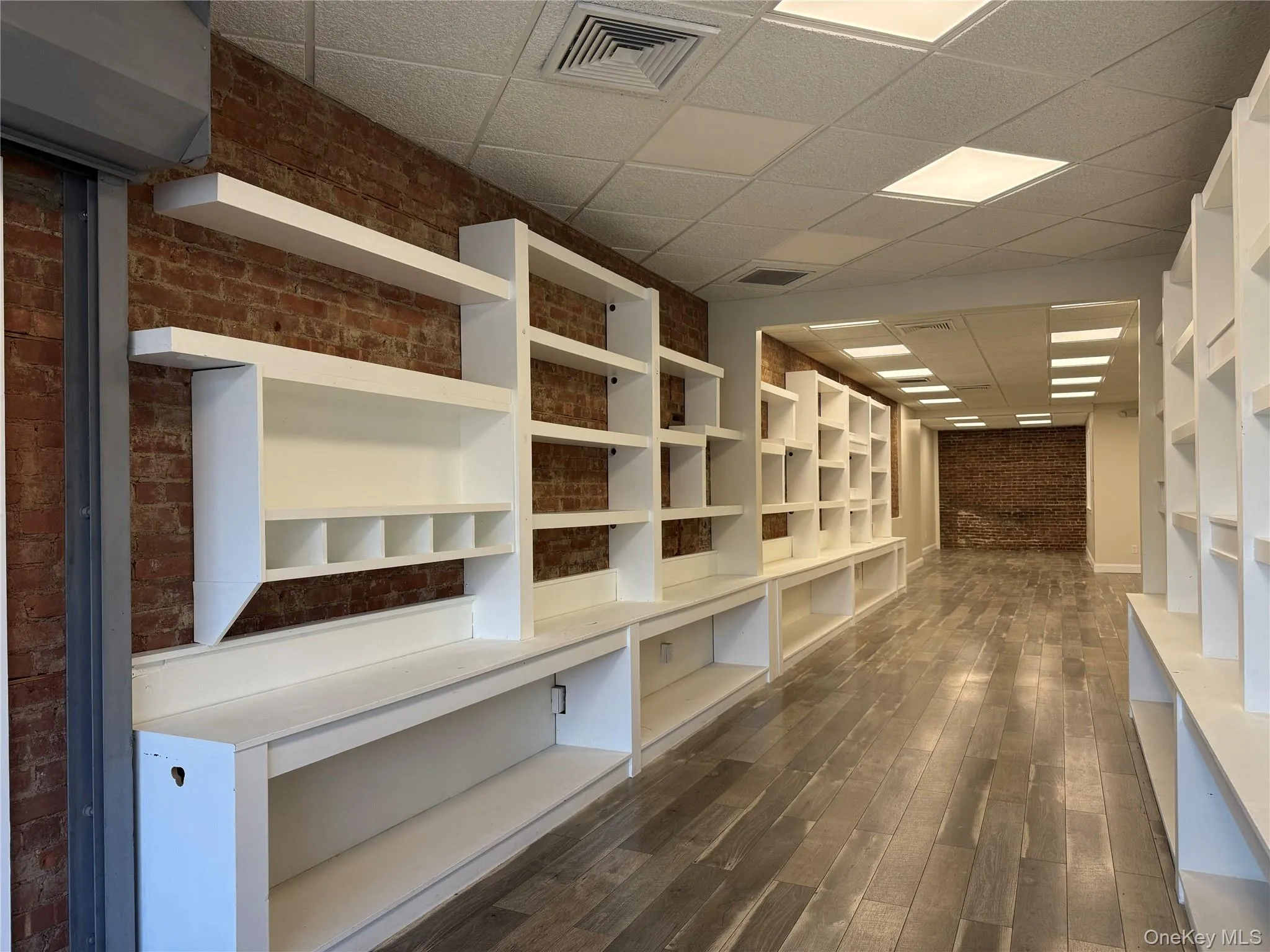 Expansive built-in on both sides of the retail space Expansive built-in on both sides of the retail space