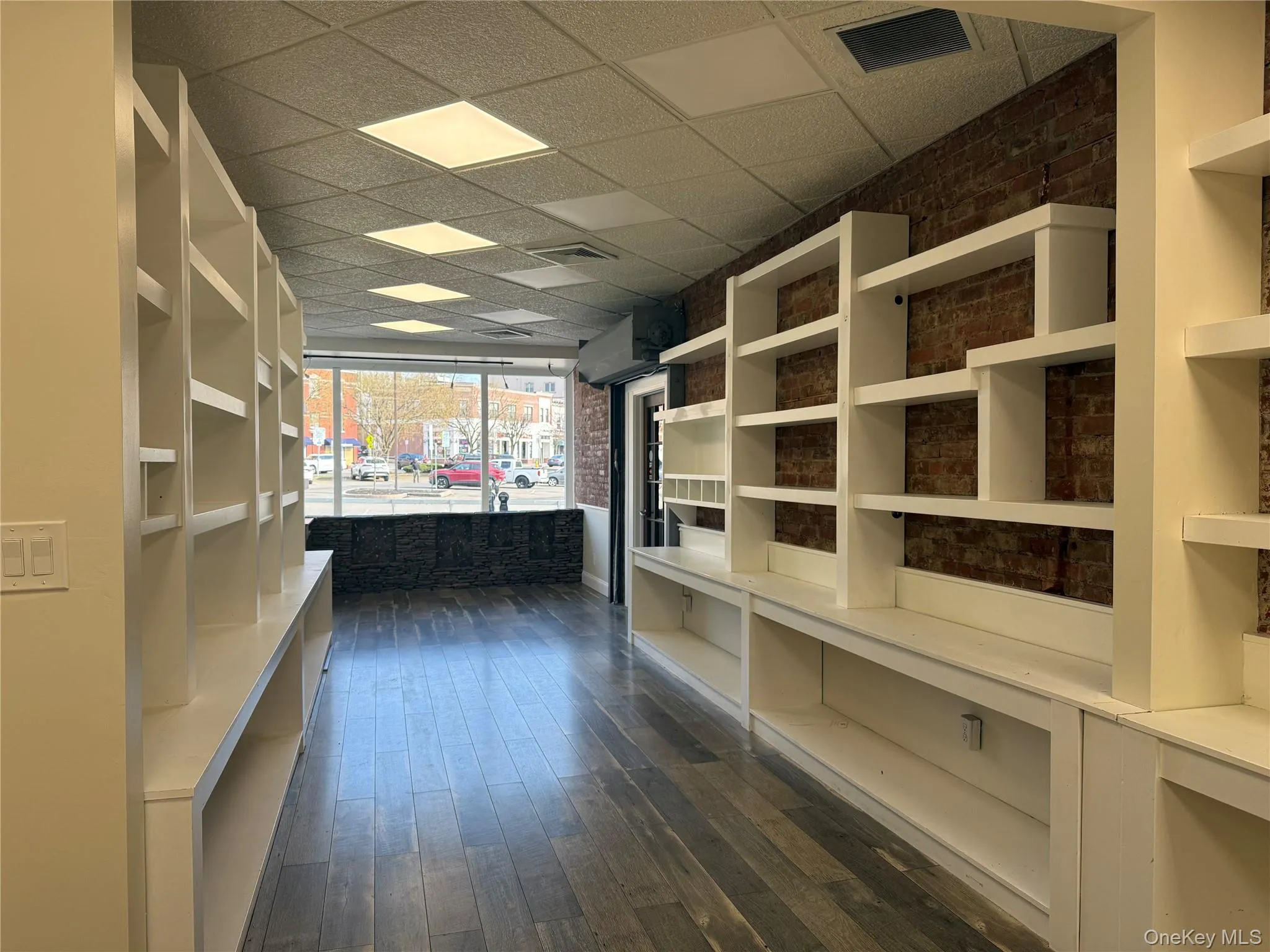 Bright welcome and versatile retail space Bright welcome and versatile retail space