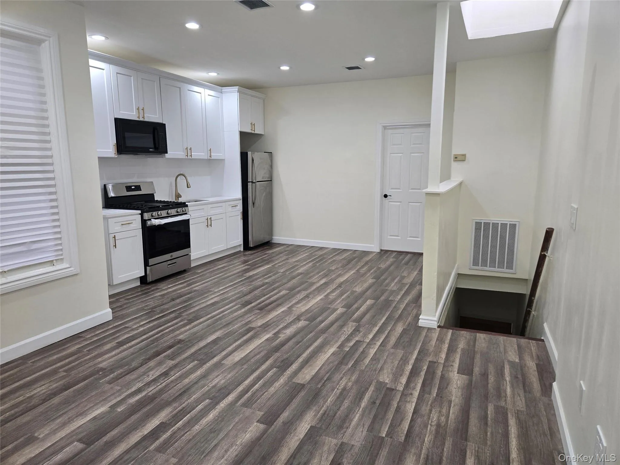10750 Van Wyck Expressway, New York, NY, 3 Bedrooms Bedrooms, 5 Rooms Rooms,1 BathroomBathrooms,Residential Lease,For Rent,Van Wyck,0,993143 10750 Van Wyck Expressway, New York, NY, 3 Bedrooms Bedrooms, 5 Rooms Rooms,1 BathroomBathrooms,Residential Lease,For Rent,Van Wyck,0,993143