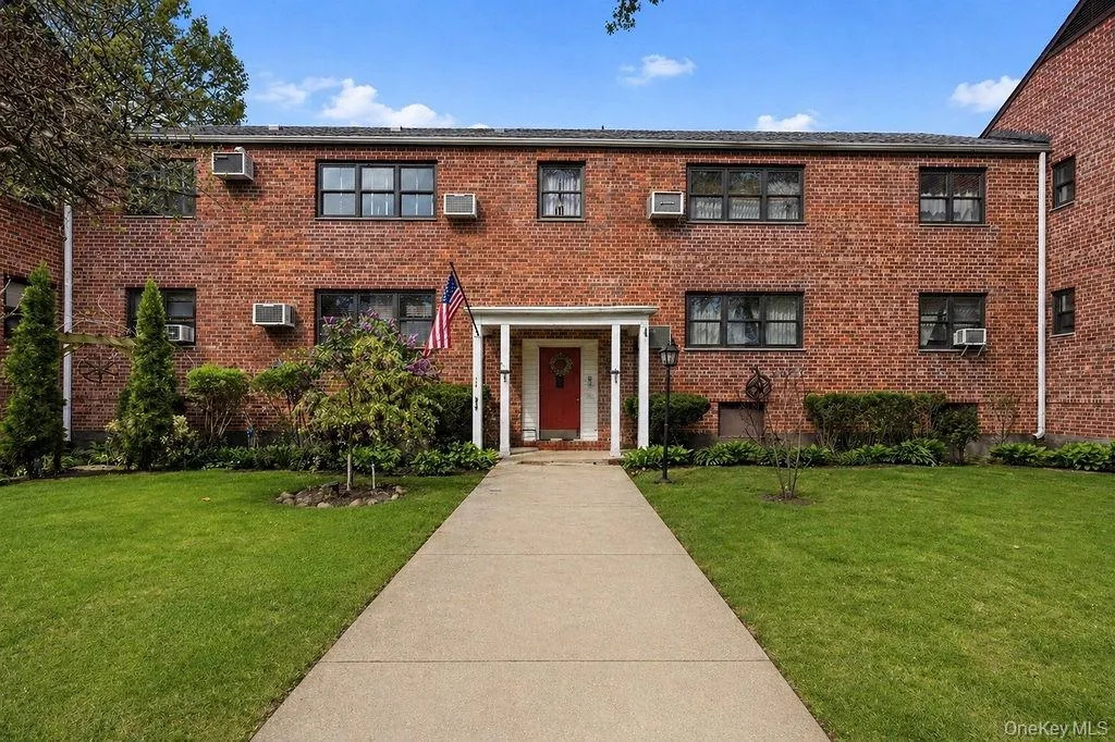 155-42 81st Street, New York, NY, 3 Bedrooms Bedrooms, 5 Rooms Rooms,2 BathroomsBathrooms,Residential,For Rent,81st,0,993181 155-42 81st Street, New York, NY, 3 Bedrooms Bedrooms, 5 Rooms Rooms,2 BathroomsBathrooms,Residential,For Rent,81st,0,993181