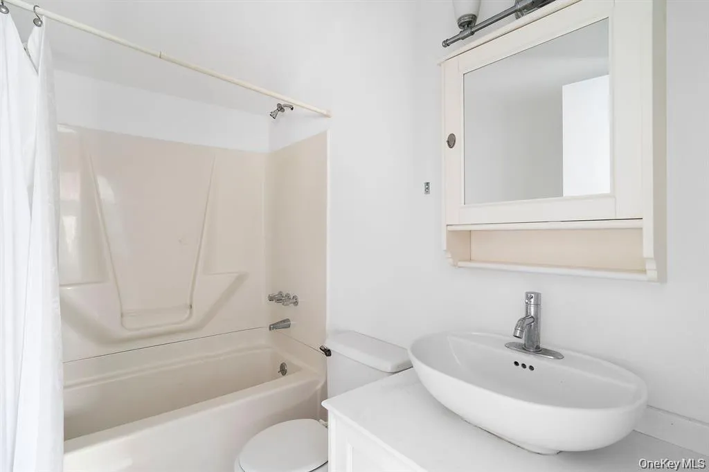 35 Gardners Lane, Southampton, NY, 4 Bedrooms Bedrooms, 8 Rooms Rooms,5 BathroomsBathrooms,Residential,For Rent,Gardners,0,993209 35 Gardners Lane, Southampton, NY, 4 Bedrooms Bedrooms, 8 Rooms Rooms,5 BathroomsBathrooms,Residential,For Rent,Gardners,0,993209