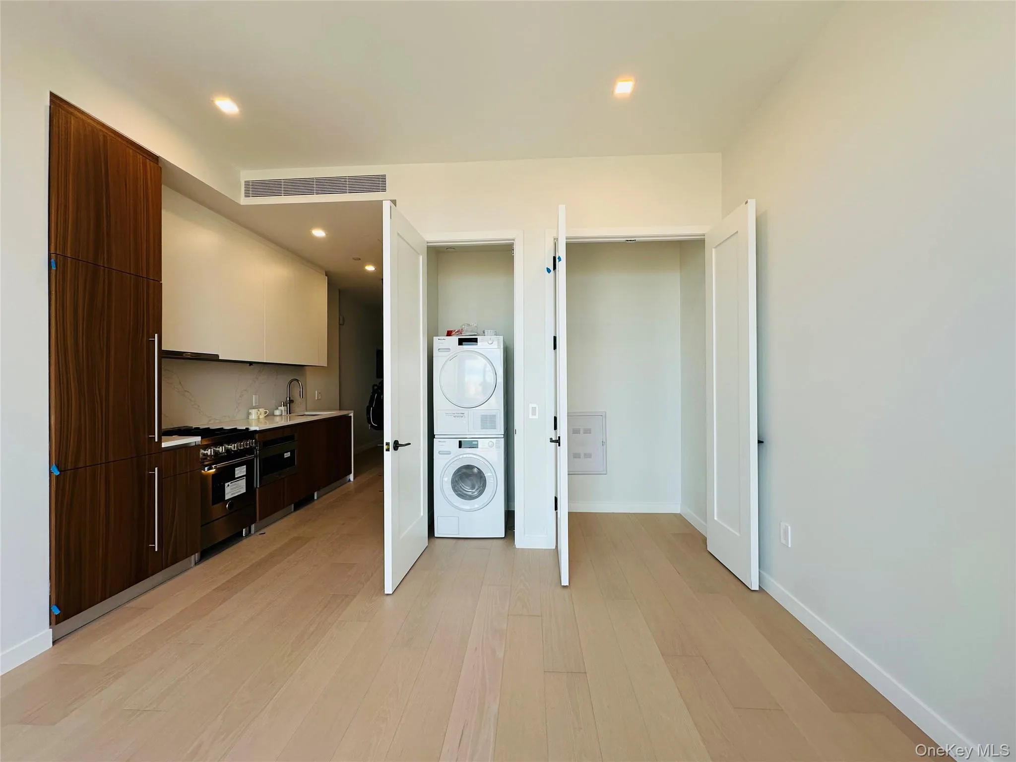 3532 Leavitt Street, New York, NY, 1 Room Rooms,1 BathroomBathrooms,Residential Lease,For Rent,Leavitt,0,993238 3532 Leavitt Street, New York, NY, 1 Room Rooms,1 BathroomBathrooms,Residential Lease,For Rent,Leavitt,0,993238