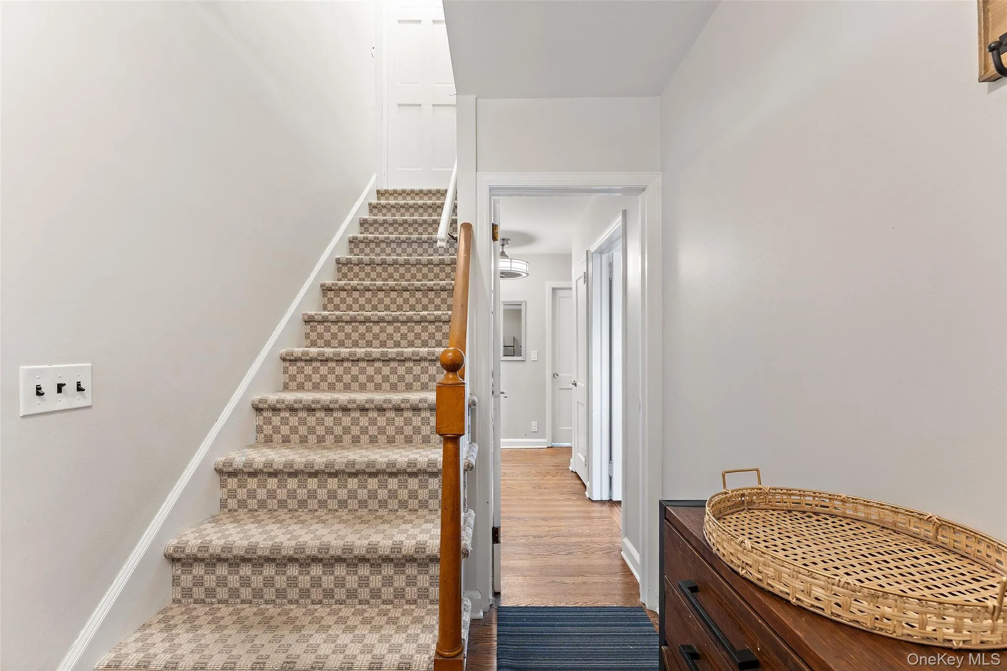 Main entrance through first door, on the right of the staircase Main entrance through first door, on the right of the staircase