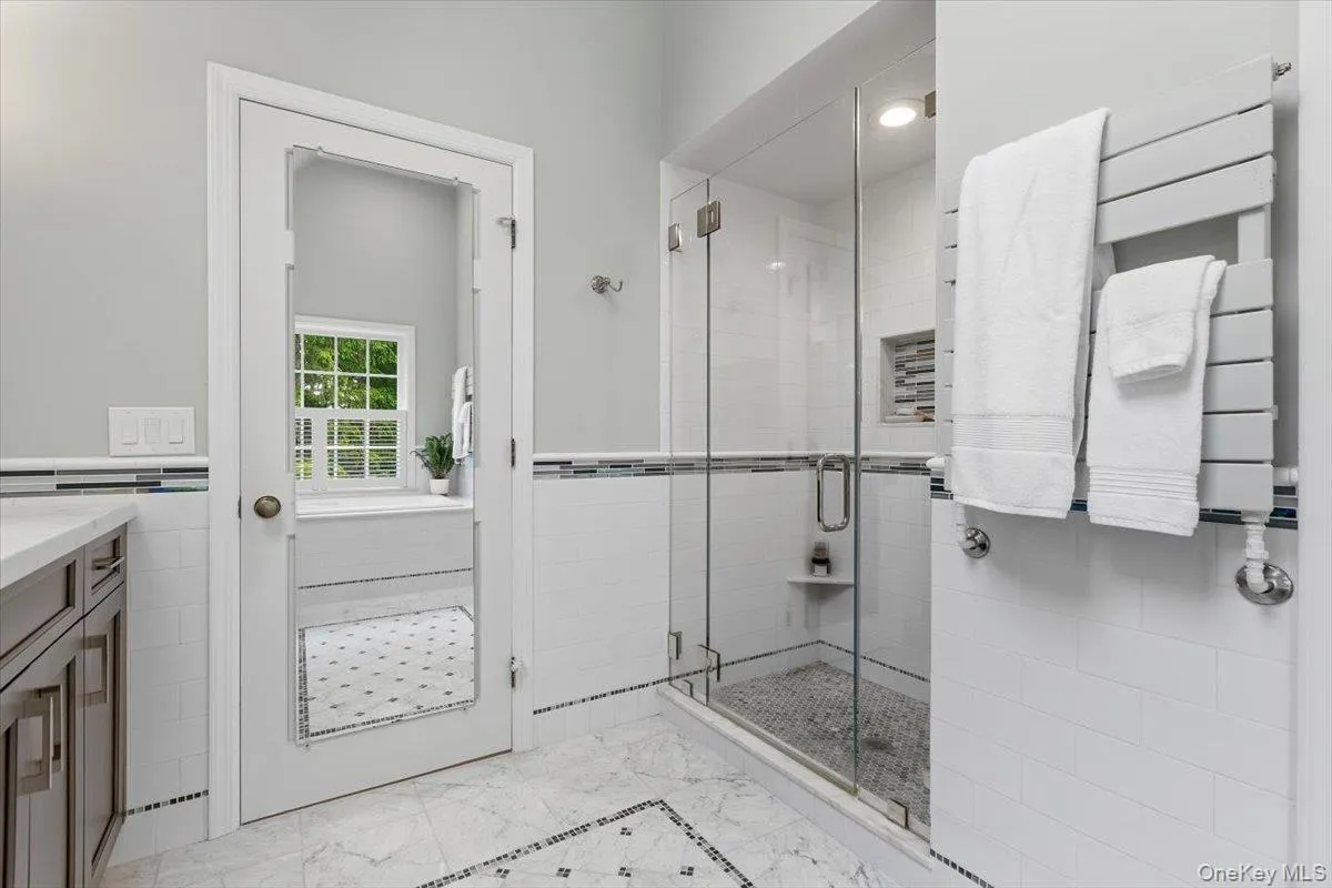 The walk-in Shower with two shower heads completes the spa-like atmosphere. The walk-in Shower with two shower heads completes the spa-like atmosphere.