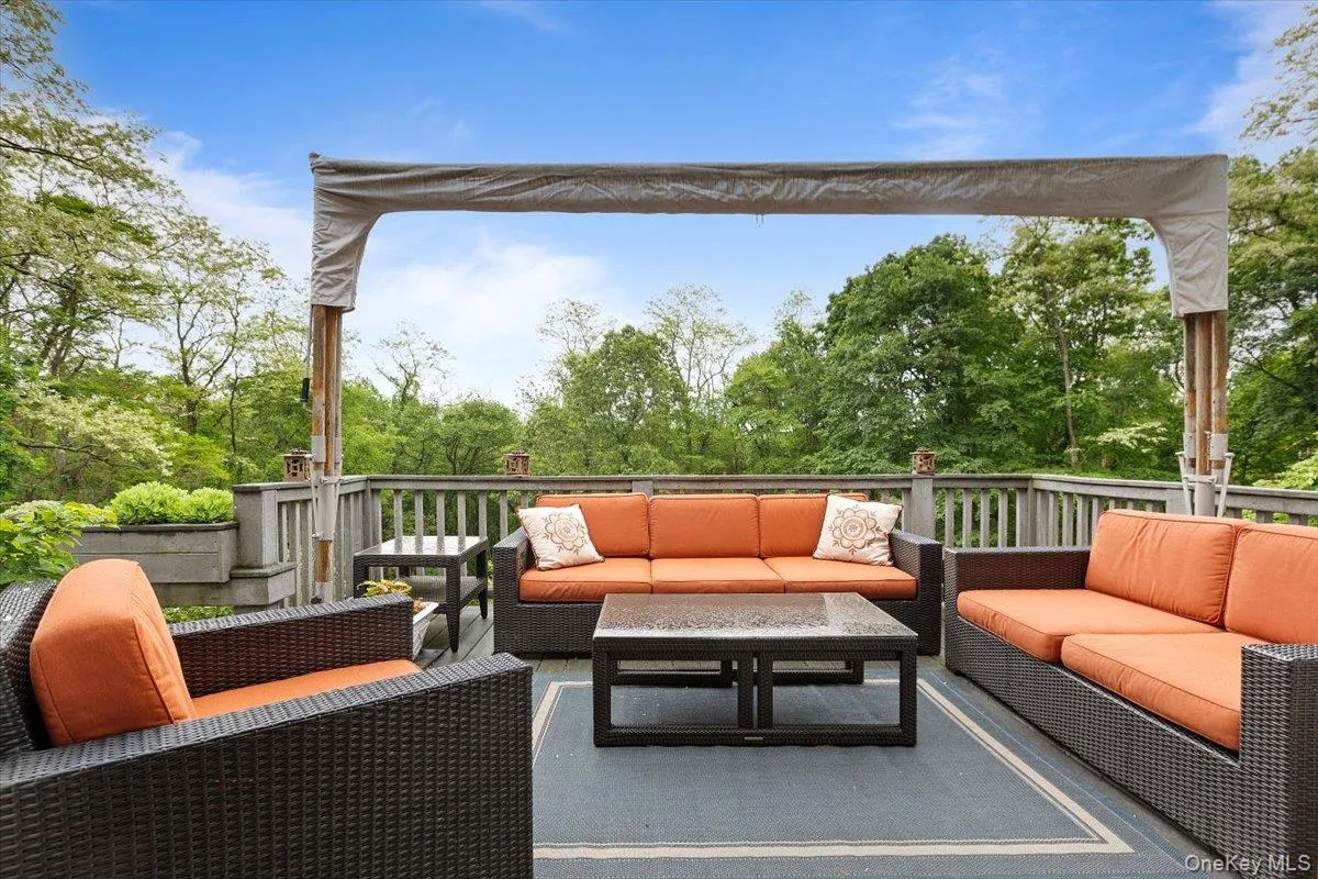 Perfect flow for entertaining with this large Trex deck off the Dining Room. Perfect flow for entertaining with this large Trex deck off the Dining Room.