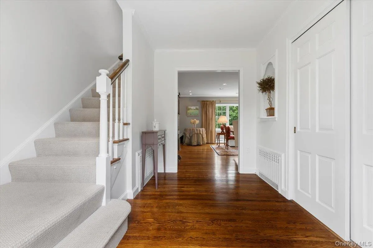 Back to the entry foyer with the front staircase to the bedroom level. Back to the entry foyer with the front staircase to the bedroom level.