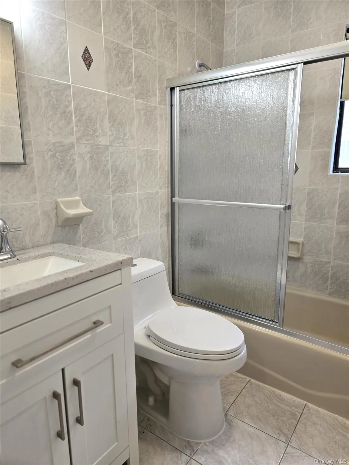 Full bathroom on 2nd fl. Full bathroom on 2nd fl.
