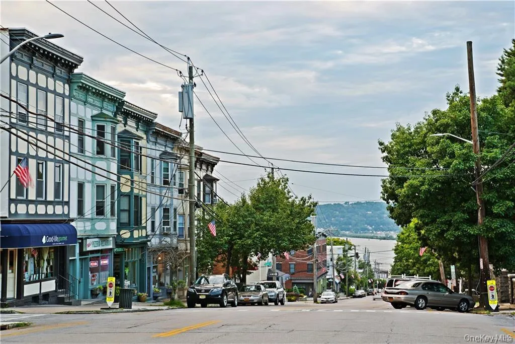 10 minute stroll to quaint Irvington village, with destination restaurants and much more. 10 minute stroll to quaint Irvington village, with destination restaurants and much more.