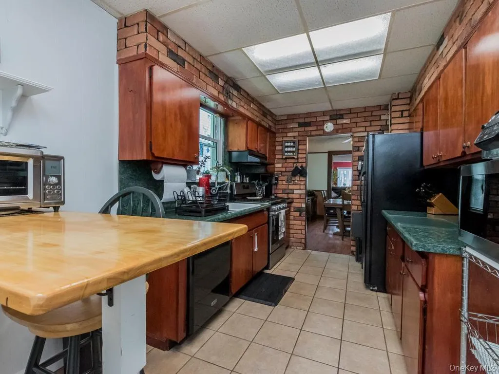 Eat-in Kitchen Eat-in Kitchen