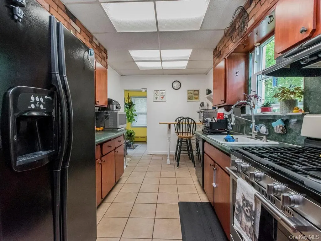 Eat-in Kitchen Eat-in Kitchen