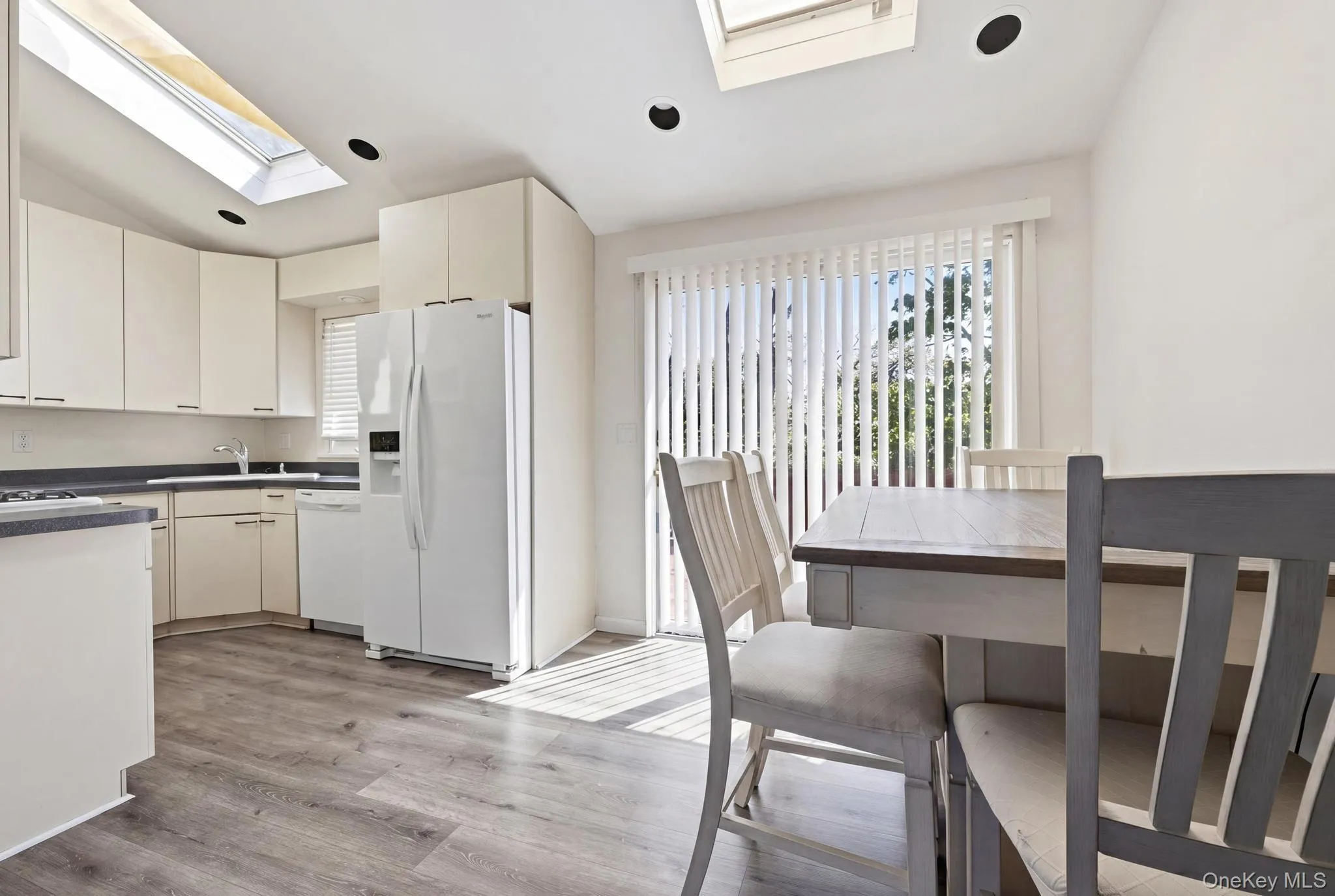 683 Broadway, Islip, NY, 4 Bedrooms Bedrooms, 6 Rooms Rooms,2 BathroomsBathrooms,Residential,For Rent,Broadway,0,993310 683 Broadway, Islip, NY, 4 Bedrooms Bedrooms, 6 Rooms Rooms,2 BathroomsBathrooms,Residential,For Rent,Broadway,0,993310