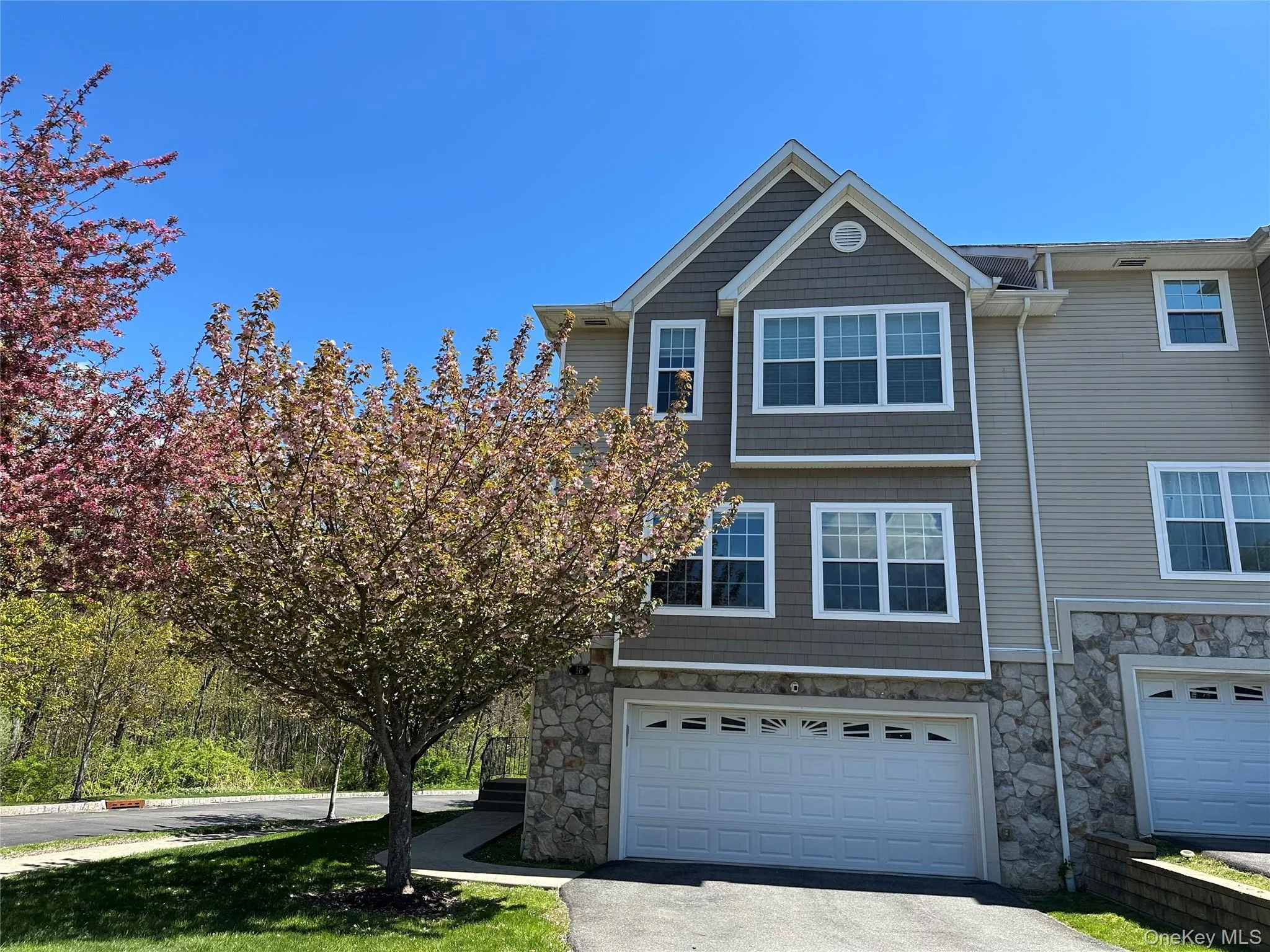 Spacious end unit with 2 car garage Spacious end unit with 2 car garage