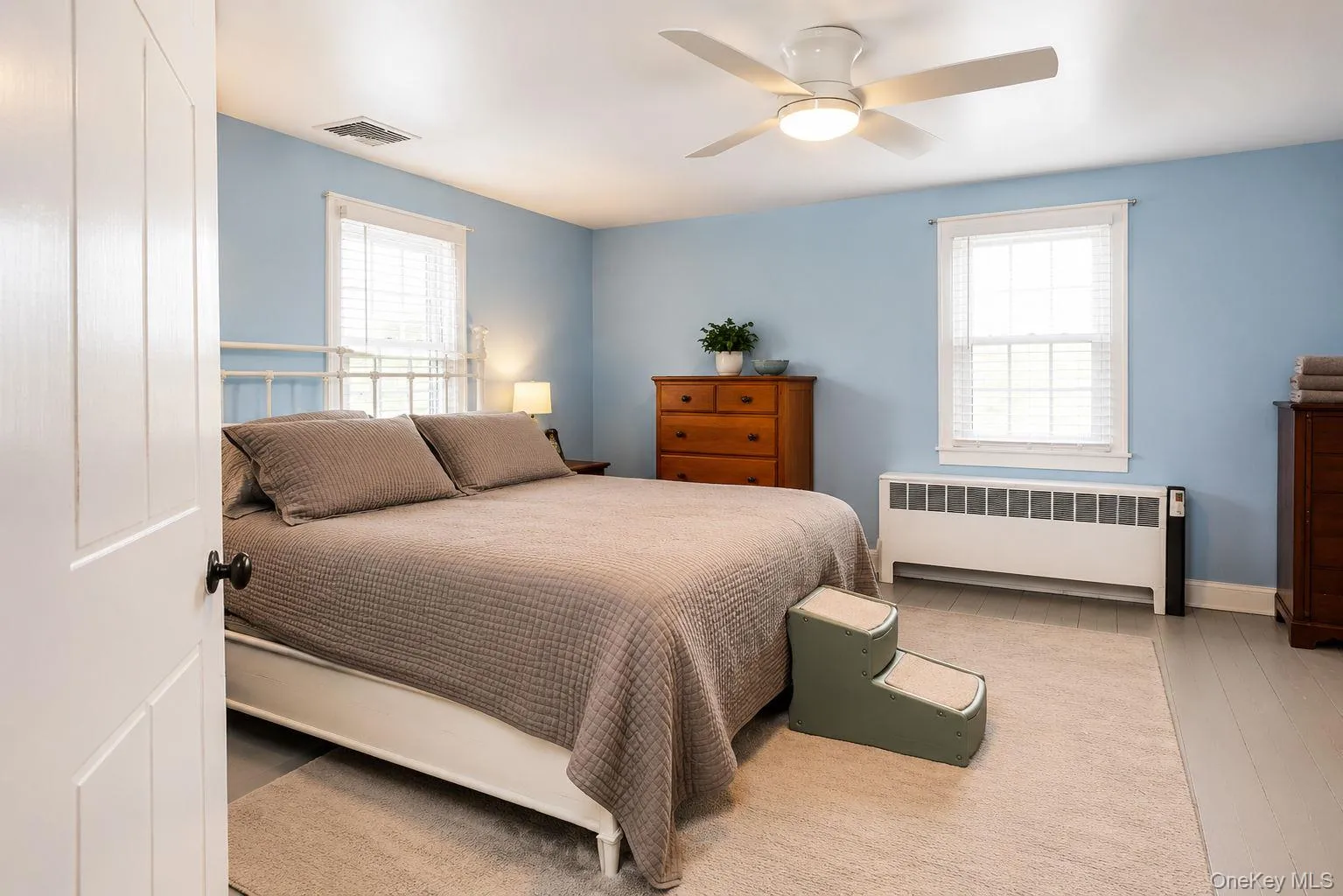 Main bedroom with carpeted flooring, ceiling fan and natural light Main bedroom with carpeted flooring, ceiling fan and natural light