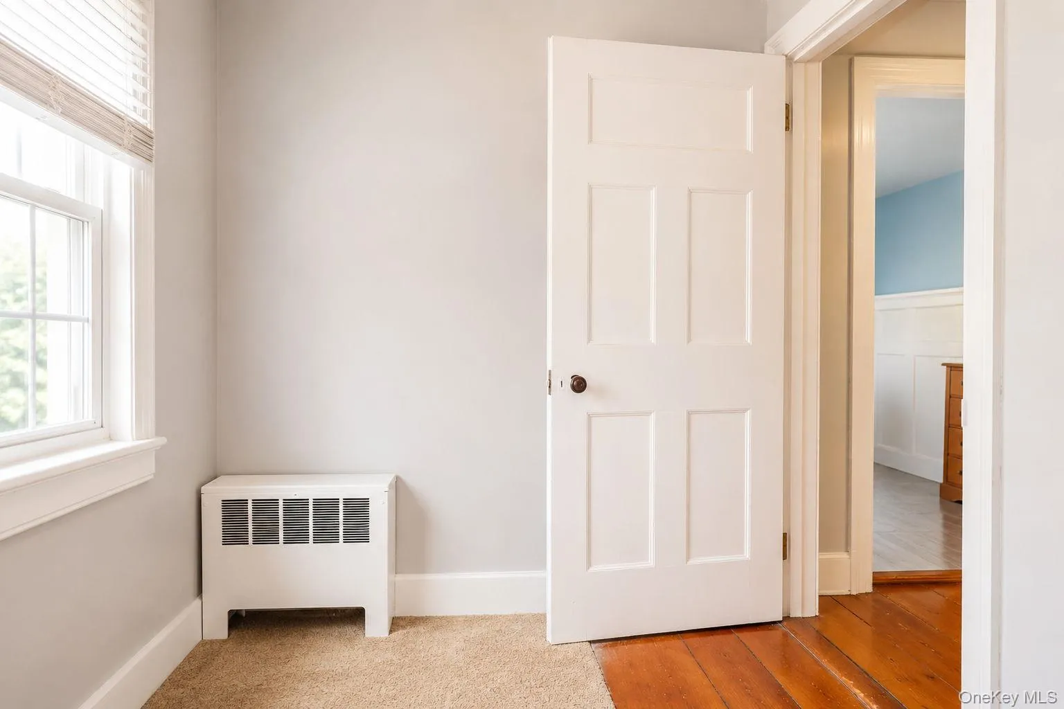 Home office entry with heating Home office entry with heating
