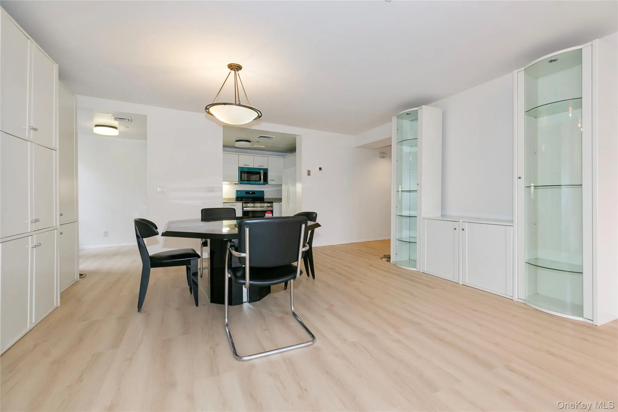 100 Cuttermill Road, North Hempstead, NY, 2 Bedrooms Bedrooms, 6 Rooms Rooms,2 BathroomsBathrooms,Residential Lease,For Rent,Cuttermill,0,993553 100 Cuttermill Road, North Hempstead, NY, 2 Bedrooms Bedrooms, 6 Rooms Rooms,2 BathroomsBathrooms,Residential Lease,For Rent,Cuttermill,0,993553