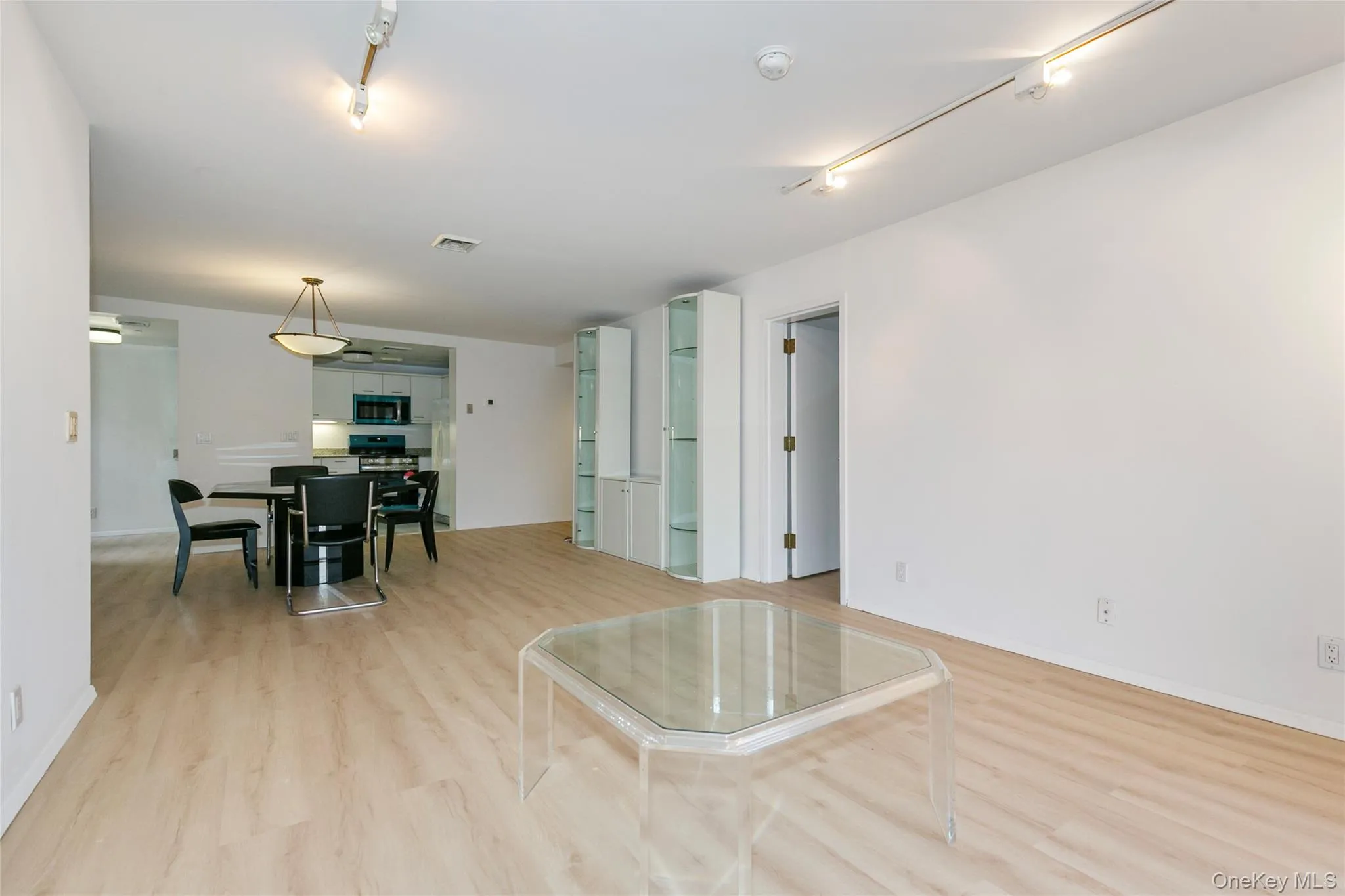 100 Cuttermill Road, North Hempstead, NY, 2 Bedrooms Bedrooms, 6 Rooms Rooms,2 BathroomsBathrooms,Residential Lease,For Rent,Cuttermill,0,993553 100 Cuttermill Road, North Hempstead, NY, 2 Bedrooms Bedrooms, 6 Rooms Rooms,2 BathroomsBathrooms,Residential Lease,For Rent,Cuttermill,0,993553