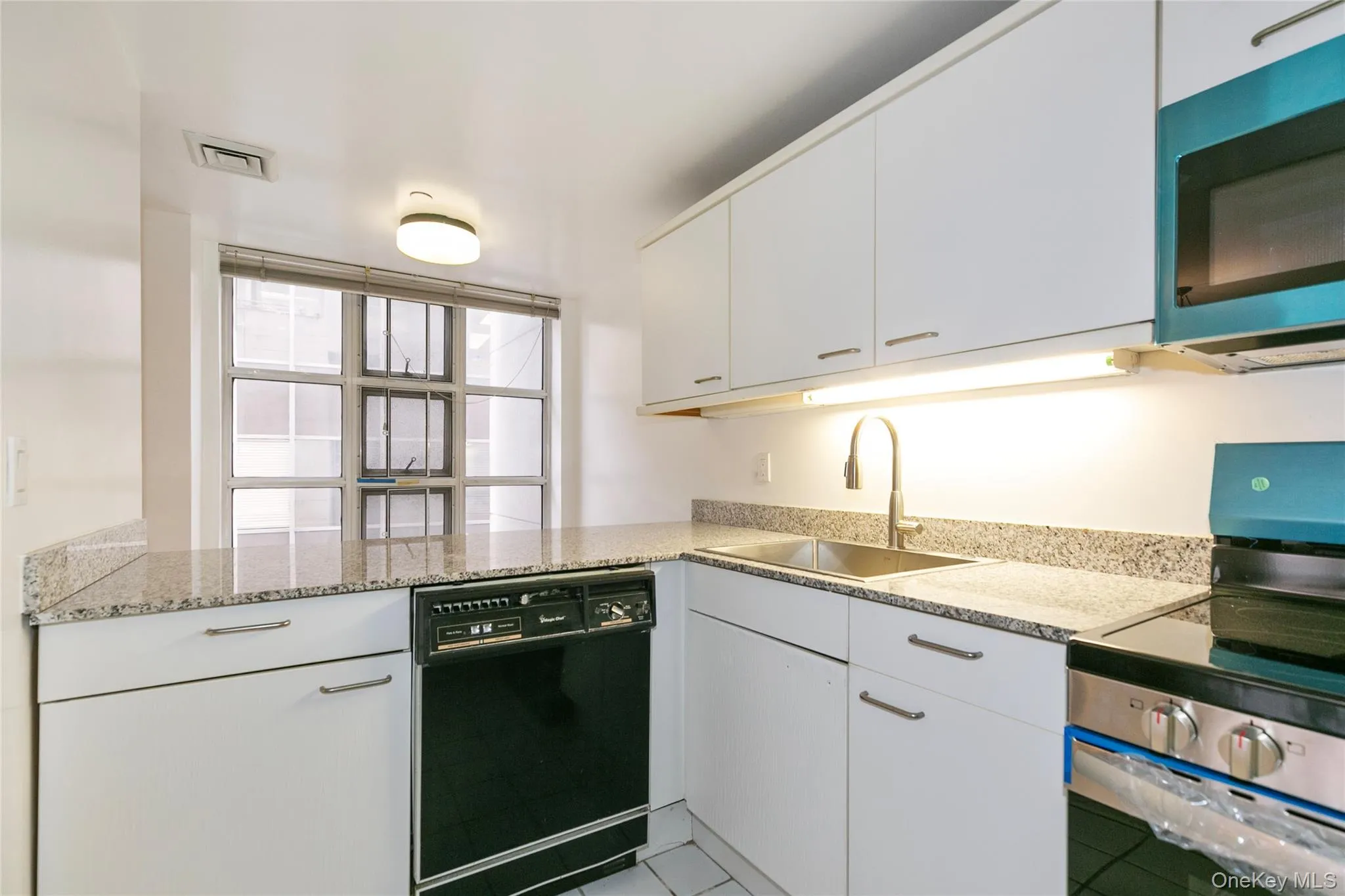 100 Cuttermill Road, North Hempstead, NY, 2 Bedrooms Bedrooms, 6 Rooms Rooms,2 BathroomsBathrooms,Residential Lease,For Rent,Cuttermill,0,993553 100 Cuttermill Road, North Hempstead, NY, 2 Bedrooms Bedrooms, 6 Rooms Rooms,2 BathroomsBathrooms,Residential Lease,For Rent,Cuttermill,0,993553