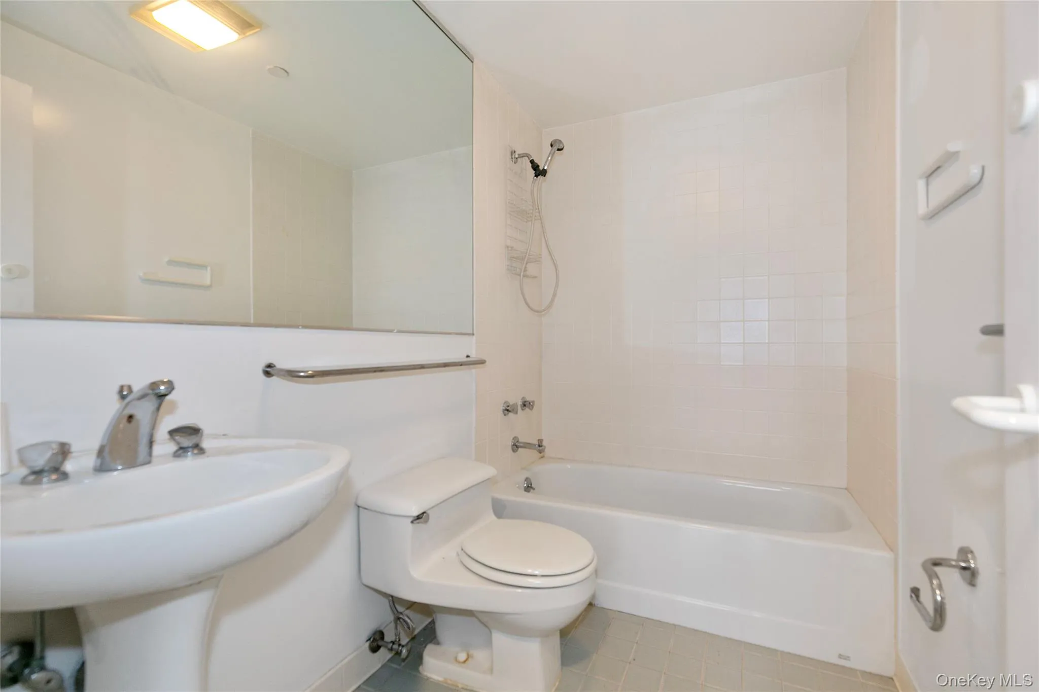 100 Cuttermill Road, North Hempstead, NY, 2 Bedrooms Bedrooms, 6 Rooms Rooms,2 BathroomsBathrooms,Residential Lease,For Rent,Cuttermill,0,993553 100 Cuttermill Road, North Hempstead, NY, 2 Bedrooms Bedrooms, 6 Rooms Rooms,2 BathroomsBathrooms,Residential Lease,For Rent,Cuttermill,0,993553