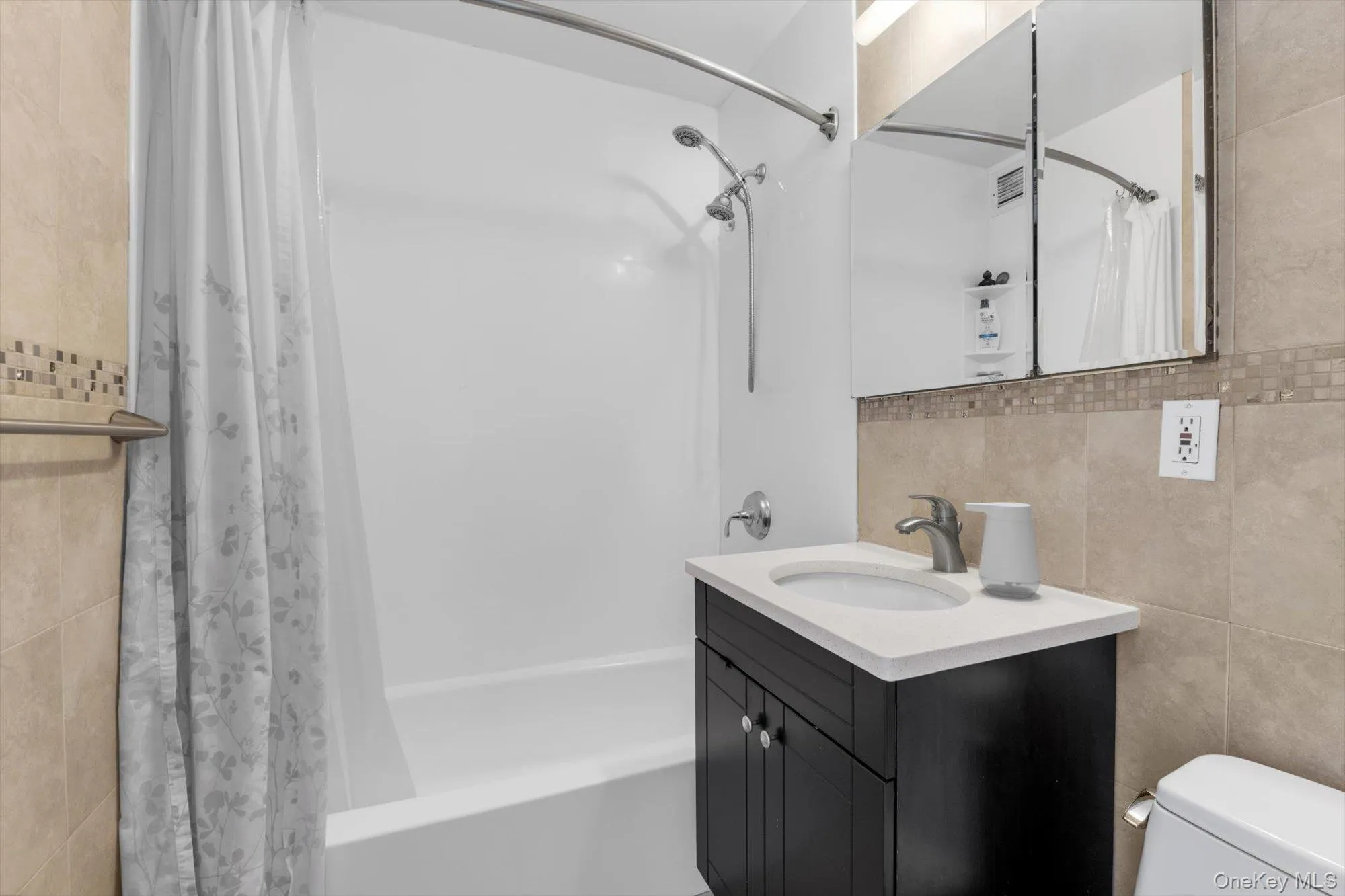118-18 Union Turnpike, New York, NY, 2 Bedrooms Bedrooms, 5 Rooms Rooms,2 BathroomsBathrooms,Residential,For Rent,Union,0,993573 118-18 Union Turnpike, New York, NY, 2 Bedrooms Bedrooms, 5 Rooms Rooms,2 BathroomsBathrooms,Residential,For Rent,Union,0,993573