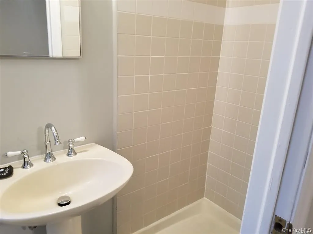 6 Roland Place, Babylon, NY, 3 Bedrooms Bedrooms, 6 Rooms Rooms,2 BathroomsBathrooms,Residential Lease,For Rent,Roland,0,993635 6 Roland Place, Babylon, NY, 3 Bedrooms Bedrooms, 6 Rooms Rooms,2 BathroomsBathrooms,Residential Lease,For Rent,Roland,0,993635