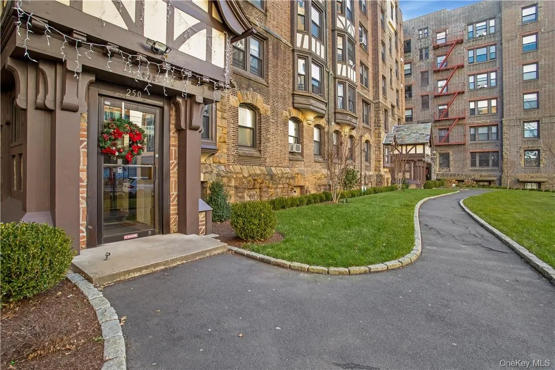 250 Martine Avenue, White Plains, NY, 2 Bedrooms Bedrooms, 4 Rooms Rooms,1 BathroomBathrooms,Residential Lease,For Rent,Martine,0,993636 250 Martine Avenue, White Plains, NY, 2 Bedrooms Bedrooms, 4 Rooms Rooms,1 BathroomBathrooms,Residential Lease,For Rent,Martine,0,993636