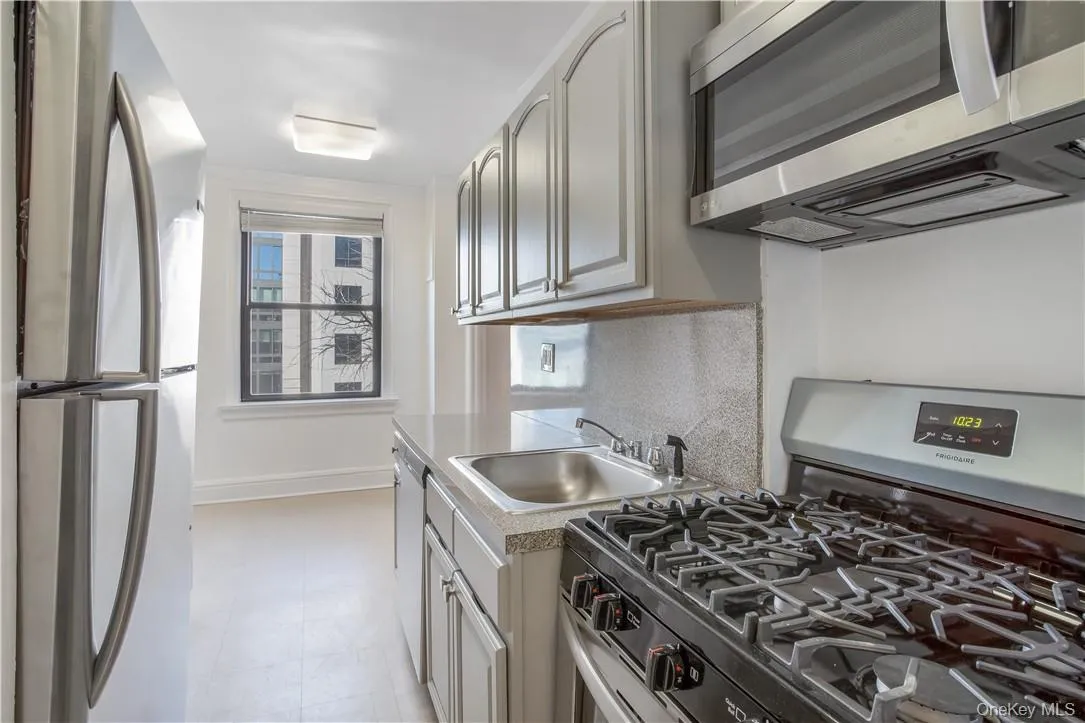 250 Martine Avenue, White Plains, NY, 2 Bedrooms Bedrooms, 4 Rooms Rooms,1 BathroomBathrooms,Residential Lease,For Rent,Martine,0,993636 250 Martine Avenue, White Plains, NY, 2 Bedrooms Bedrooms, 4 Rooms Rooms,1 BathroomBathrooms,Residential Lease,For Rent,Martine,0,993636