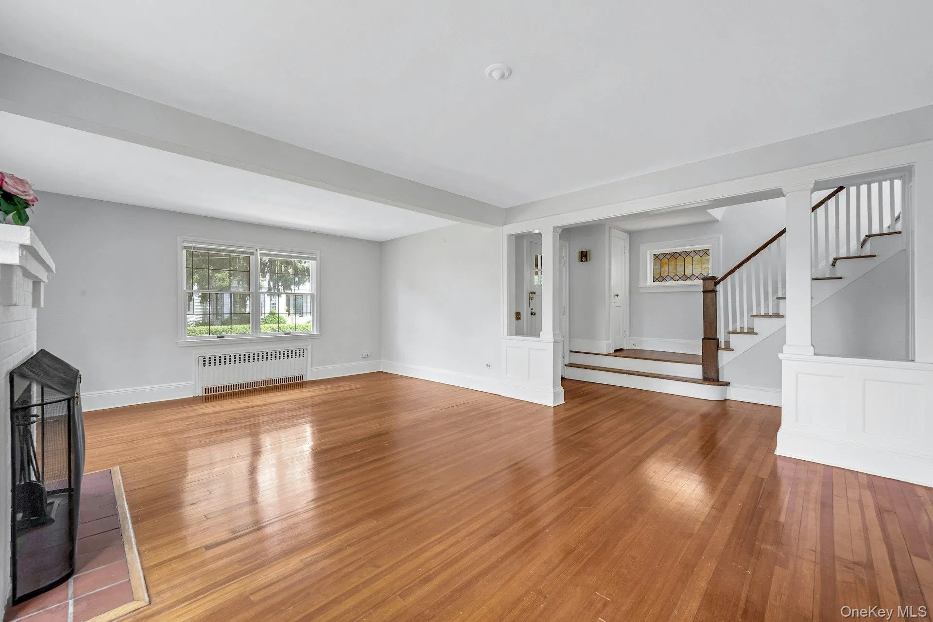 Spacious Living Room with fireplaceand a brick fireplace Spacious Living Room with fireplaceand a brick fireplace