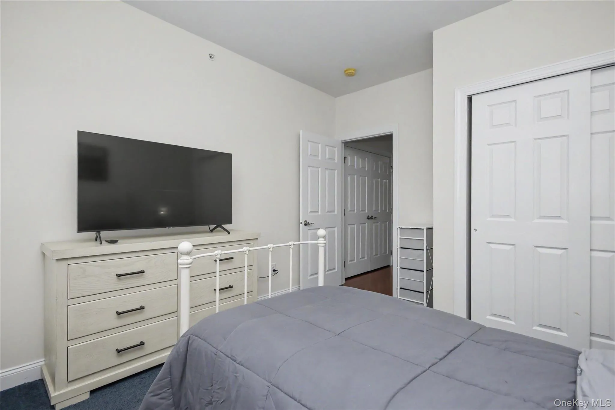Nice sized second Bedroom Nice sized second Bedroom
