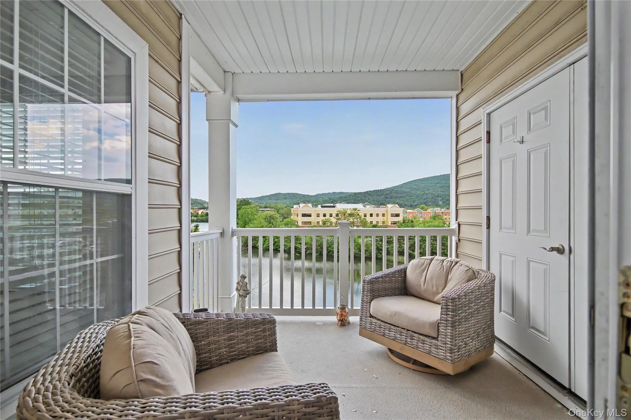 Private Balcony with Georgous Water View! Private Balcony with Georgous Water View!