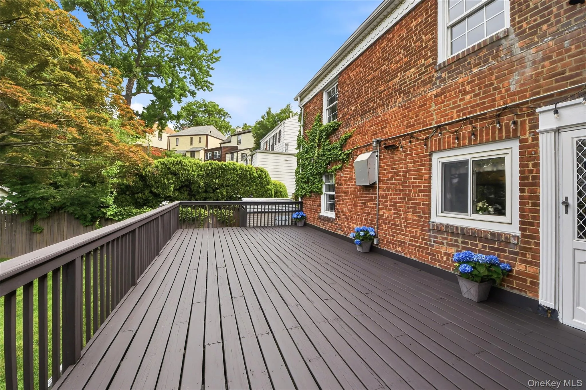 Huge deck great the barbecues and entertaining Huge deck great the barbecues and entertaining