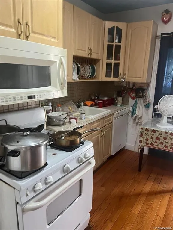 10323 126th Street, New York, NY, 4 Bedrooms Bedrooms, 8 Rooms Rooms,2 BathroomsBathrooms,Residential,For Rent,126th,0,993759 10323 126th Street, New York, NY, 4 Bedrooms Bedrooms, 8 Rooms Rooms,2 BathroomsBathrooms,Residential,For Rent,126th,0,993759