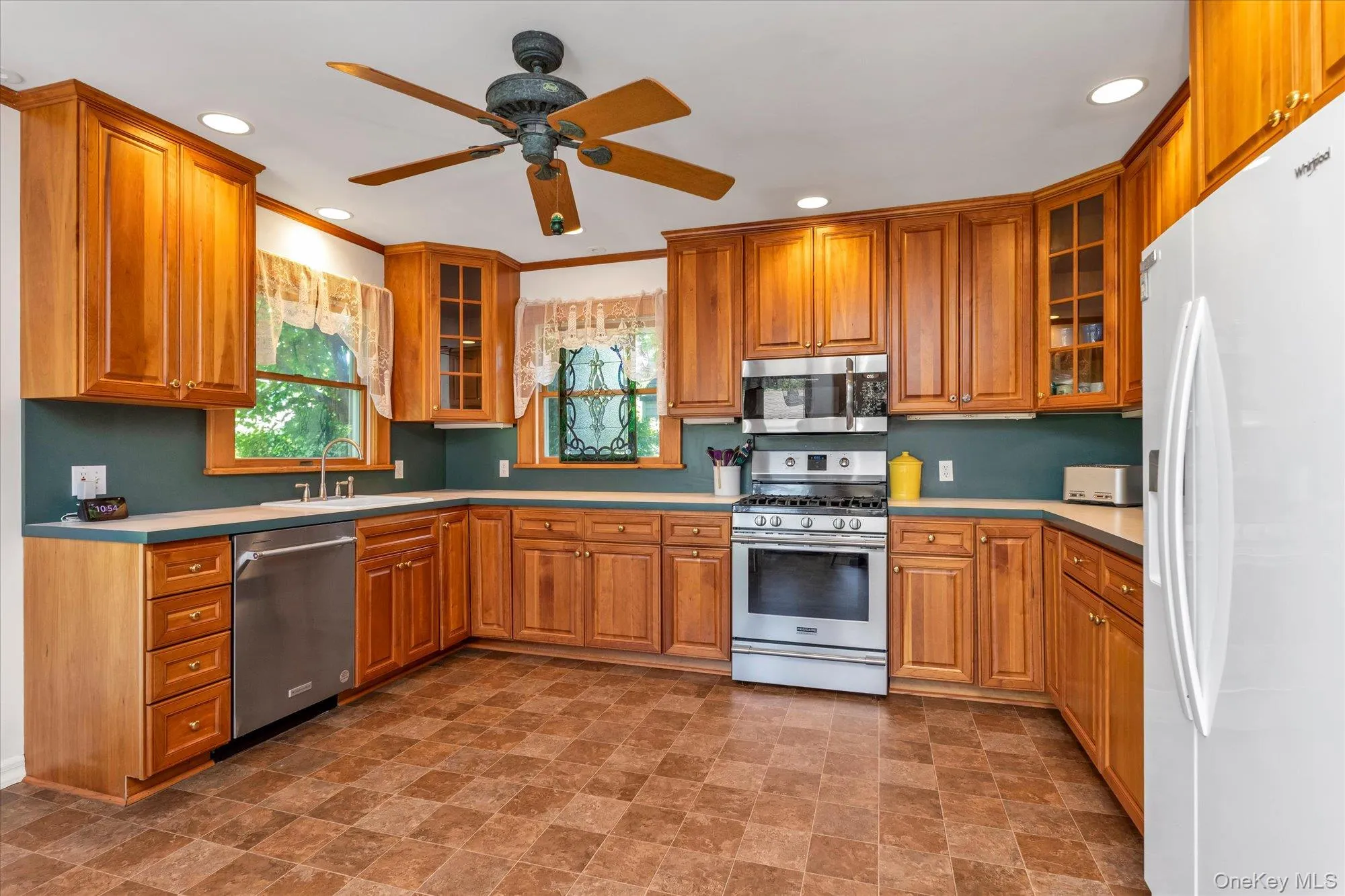 gas cooking, oversized eat-in kitchen gas cooking, oversized eat-in kitchen