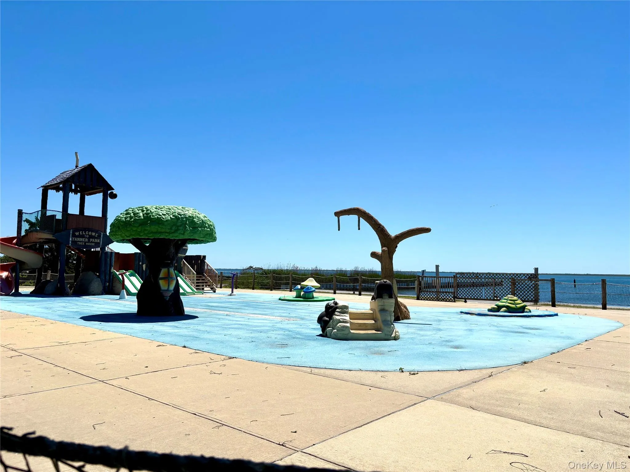 Nearby Tanner Park with Splash park and beach Nearby Tanner Park with Splash park and beach
