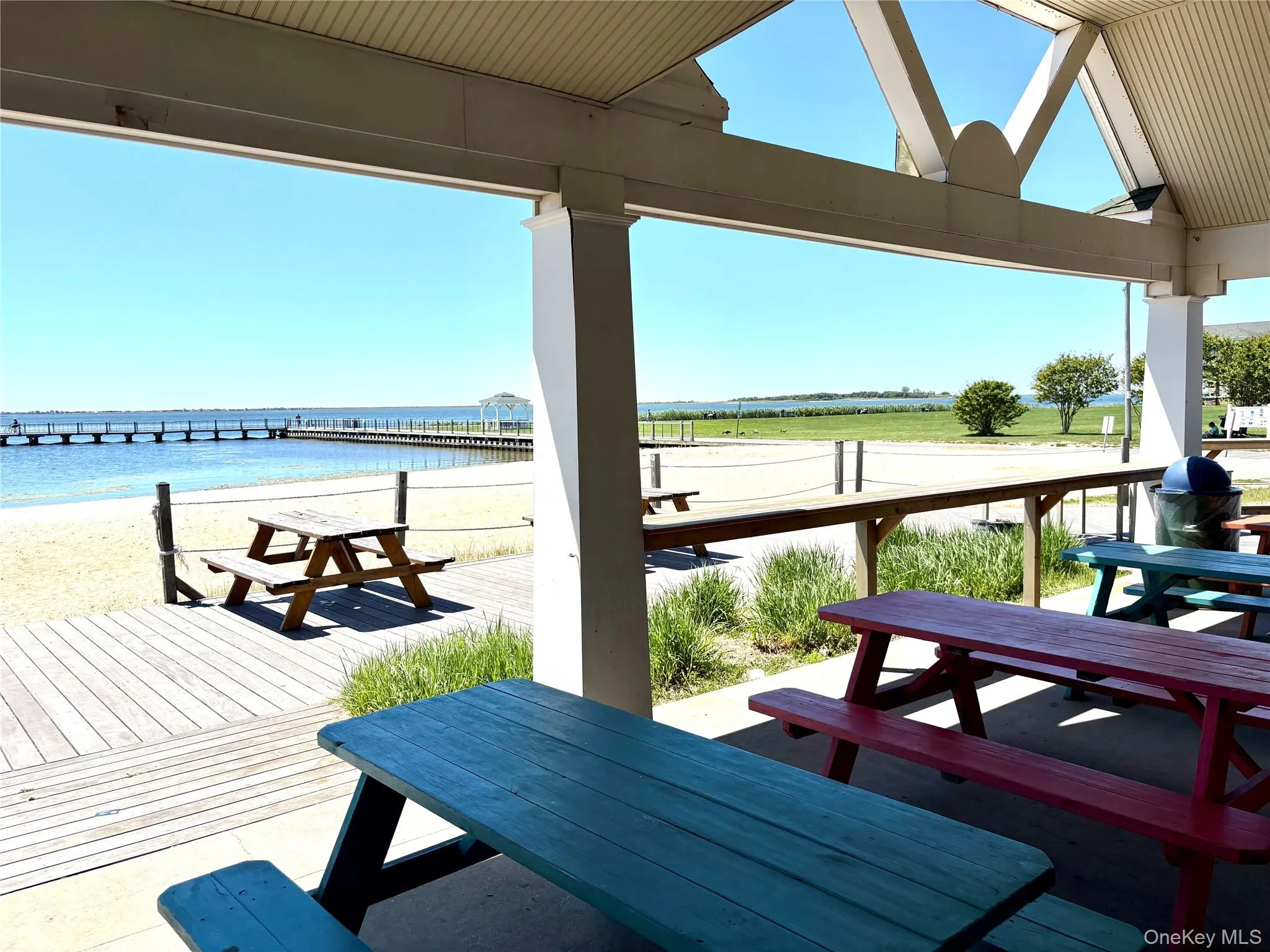 Nearby Tanner Park with restaurant and dining space on the beach Nearby Tanner Park with restaurant and dining space on the beach